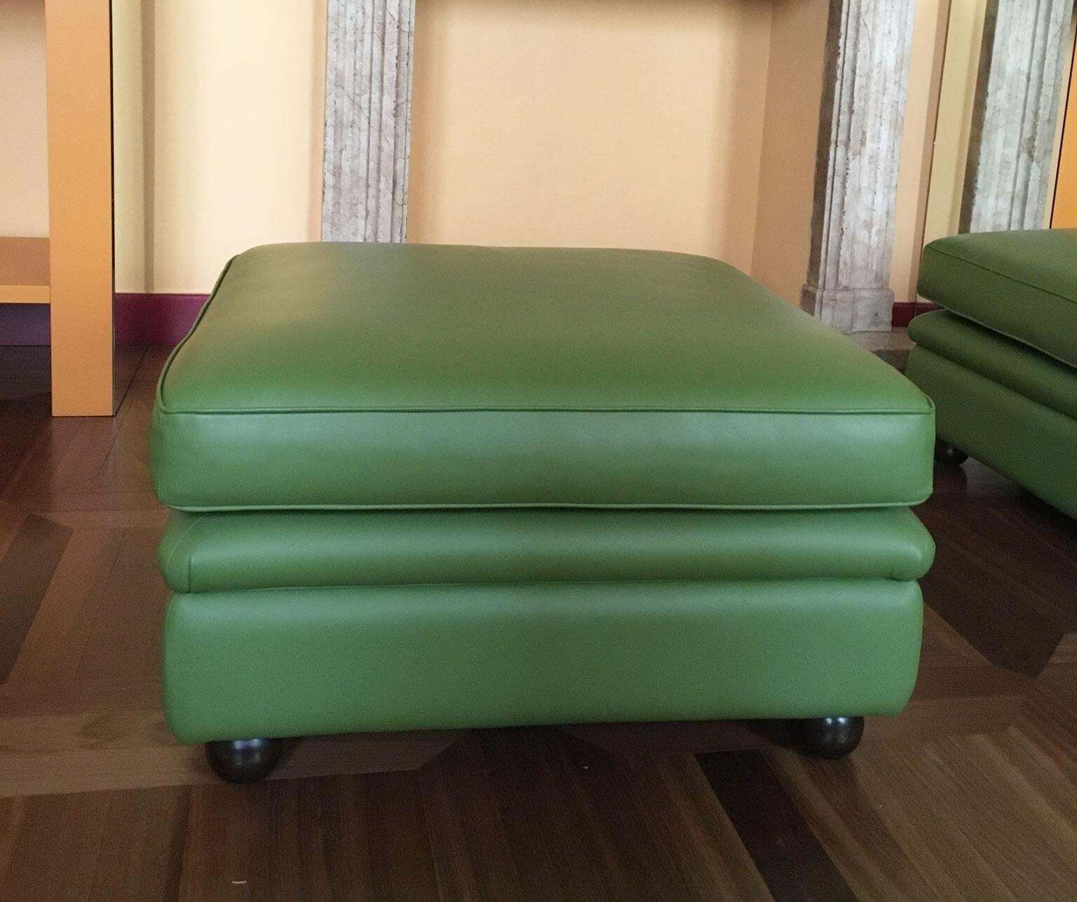 Pouf carré en cuir vert, pieds sphériques laqués noirs, Italie, Post-Modern photo furniture