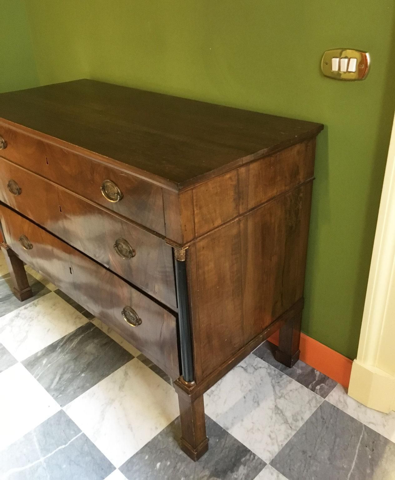 photo for sale Commode Empire en noyer avec poignées en bronze, Italie, XVIIIe siècle