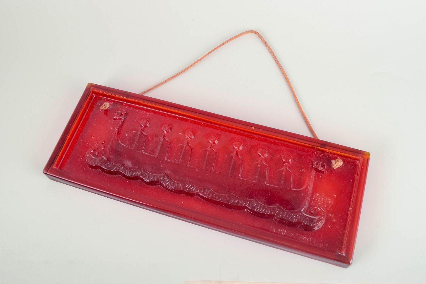 John Käll, Elme Sweden. Wandmontage kunstglas reliëf met Vikingschip, jaren 1970. photo furniture