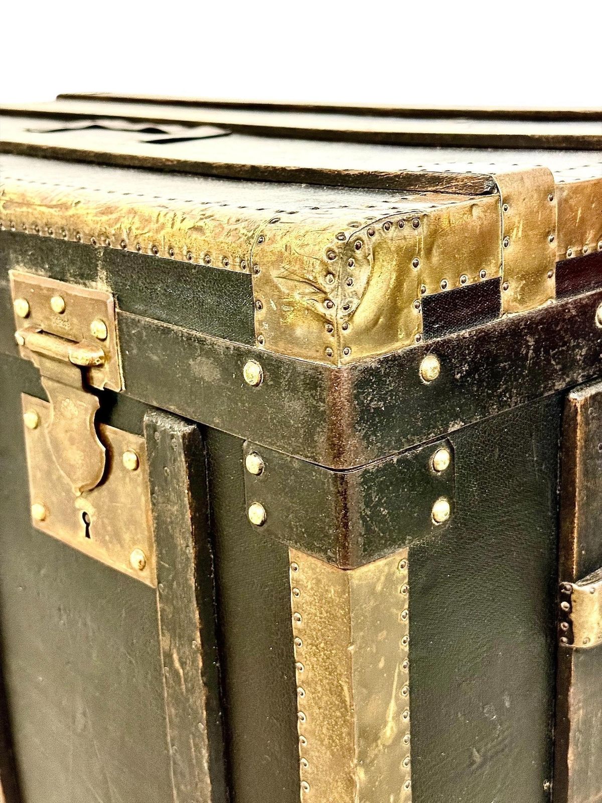 Black Canvas And Brass Flat Travel Trunk, Belle époque France Circa 1912 photo vinterior