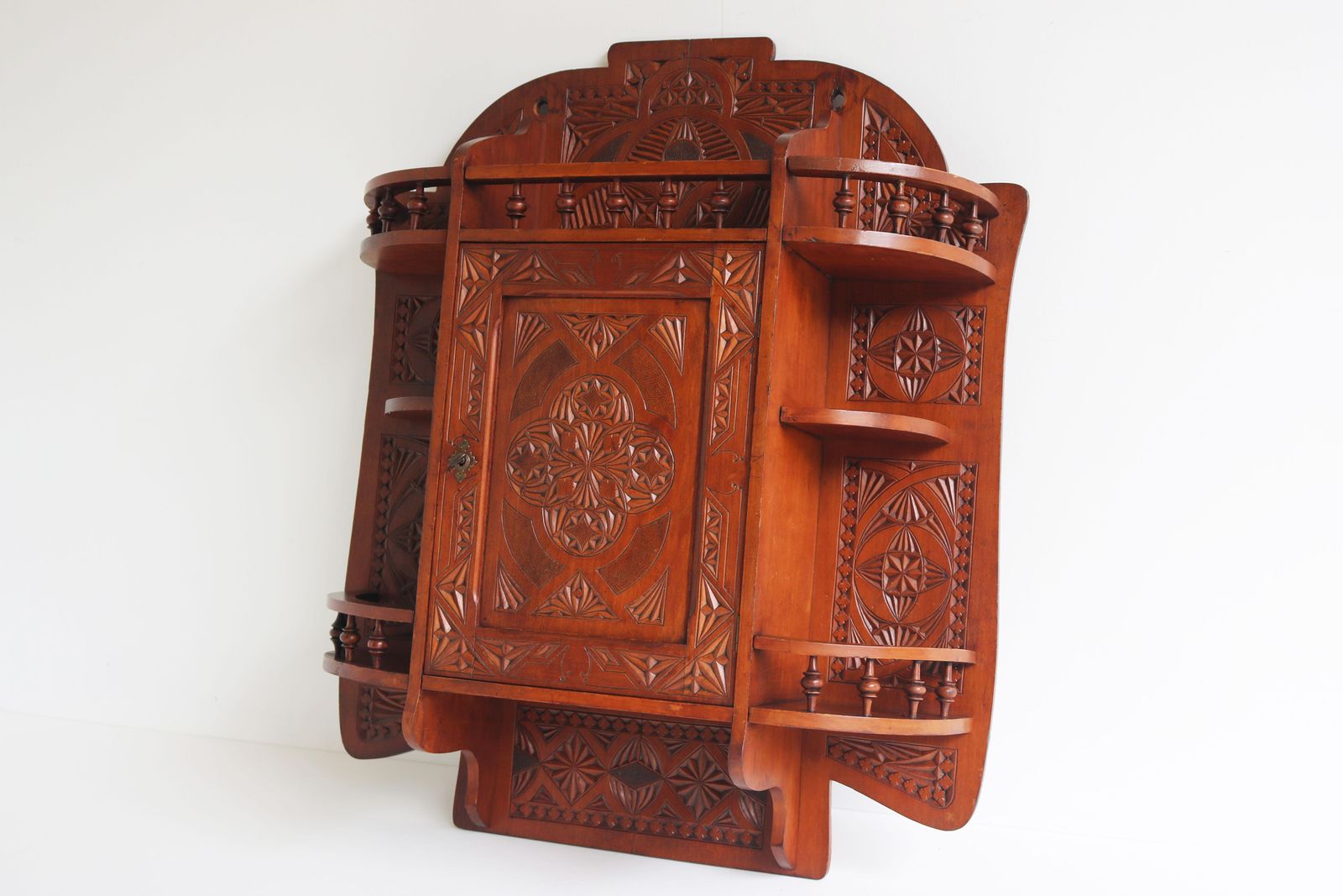 Armoire murale Arts & Crafts néerlandaise sculptée, art populaire, bois sculpté, 1910 photo for sale