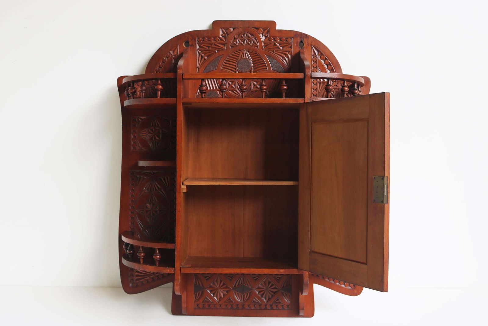 photo for sale Armoire murale Arts & Crafts néerlandaise sculptée, art populaire, bois sculpté, 1910