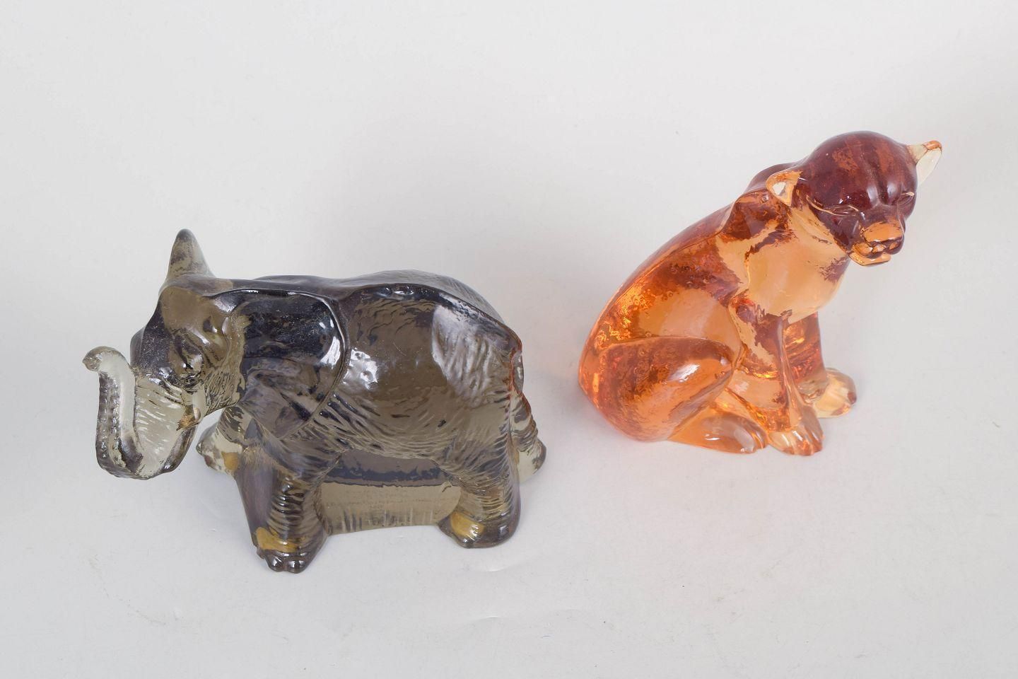 Paul Hoff pour Kosta Boda. Deux figurines en verre d'art, éléphant et puma. Années 1980 photo furniture