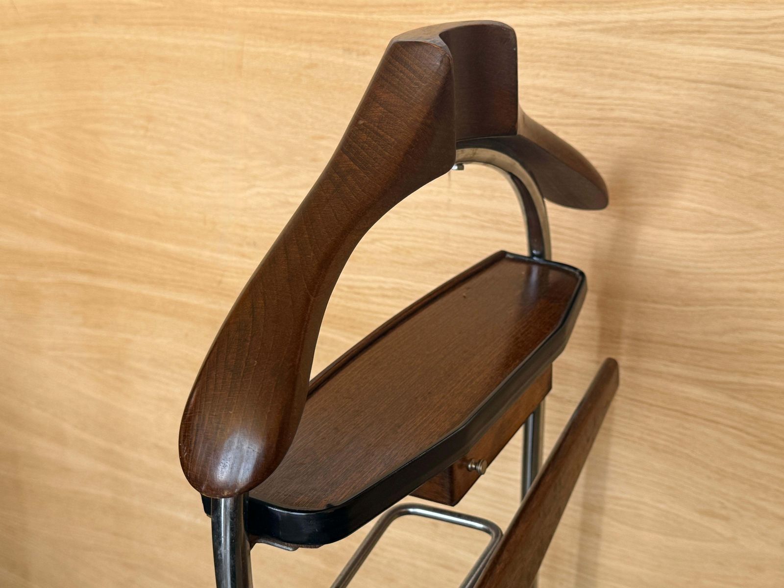 photo furniture Valet de chambre en hêtre et laiton, dans le style de Ico Parisi