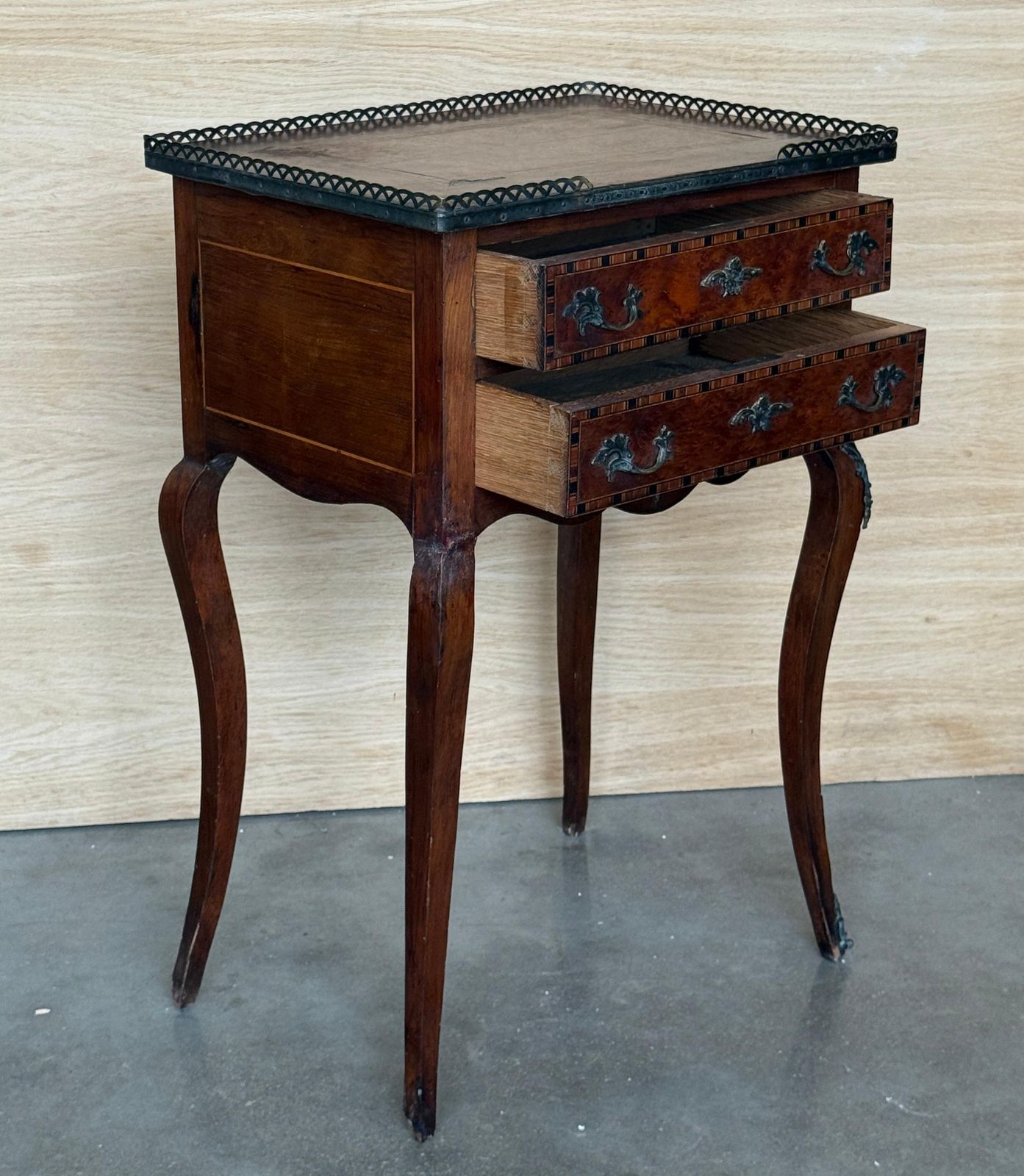 photo for sale Table de chevet française à deux tiroirs, galerie en laiton et montures en bronze