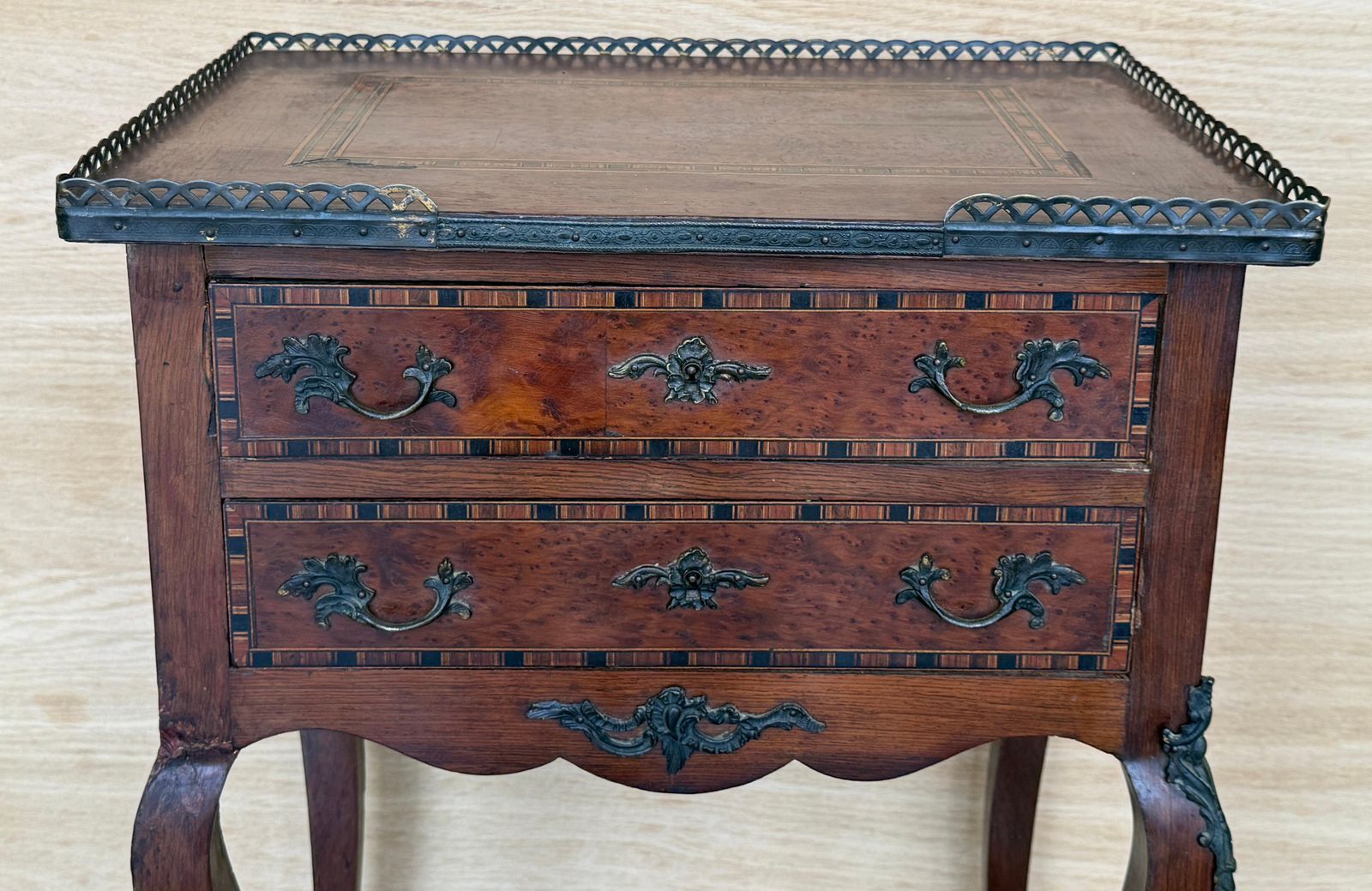 2075.0 Table de chevet française à deux tiroirs, galerie en laiton et montures en bronze photo
