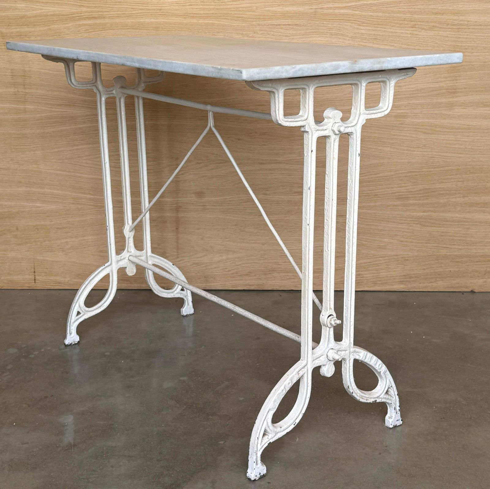 Table de bistrot française en fonte pleine, plateau en marbre blanc photo vinterior