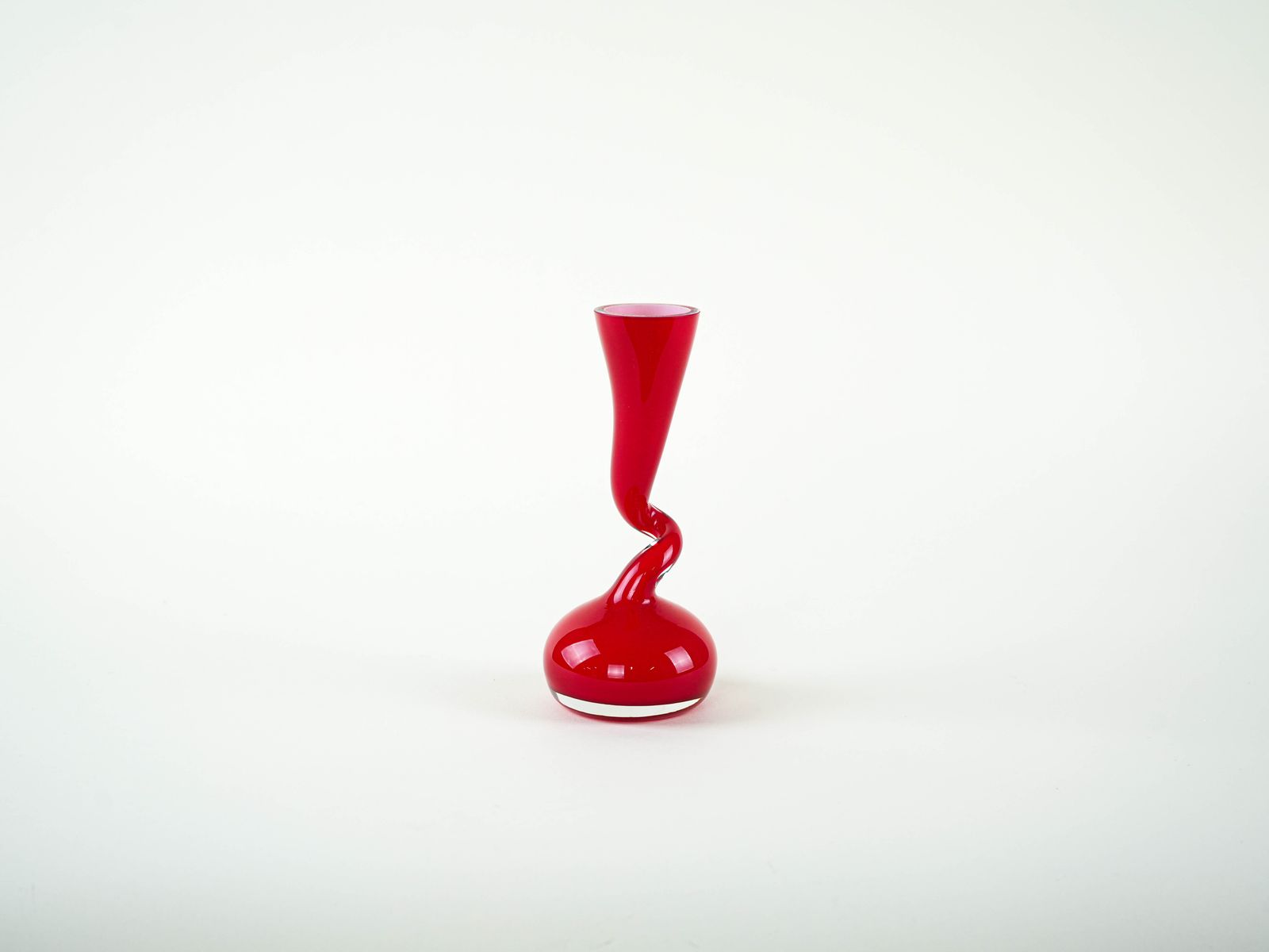 Vase rouge Swing, design danois, Normann Copenhagen, par Britta Bonnesen photo for sale