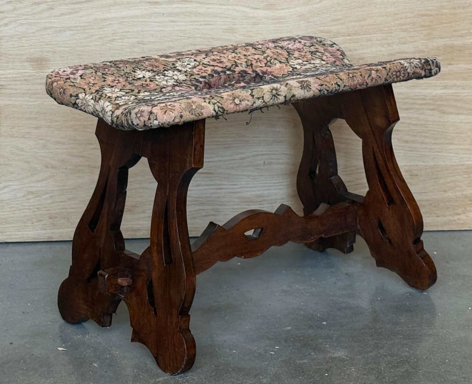 Banc vintage espagnol en bois sculpté, revêtement en tissu fleuri photo buy
