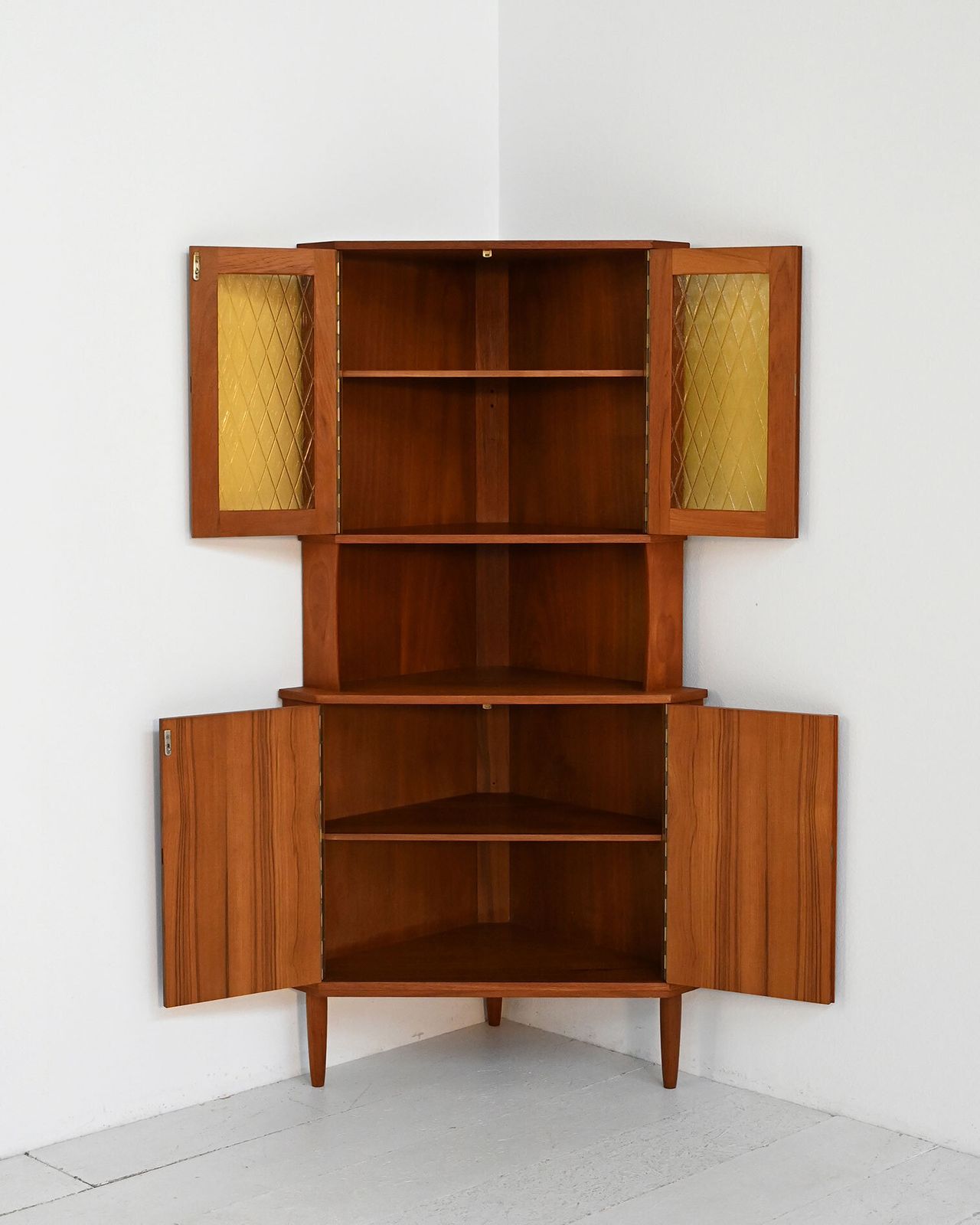 Mid-Century teakhouten hoekenkast, ca. jaren 1950 photo for sale
