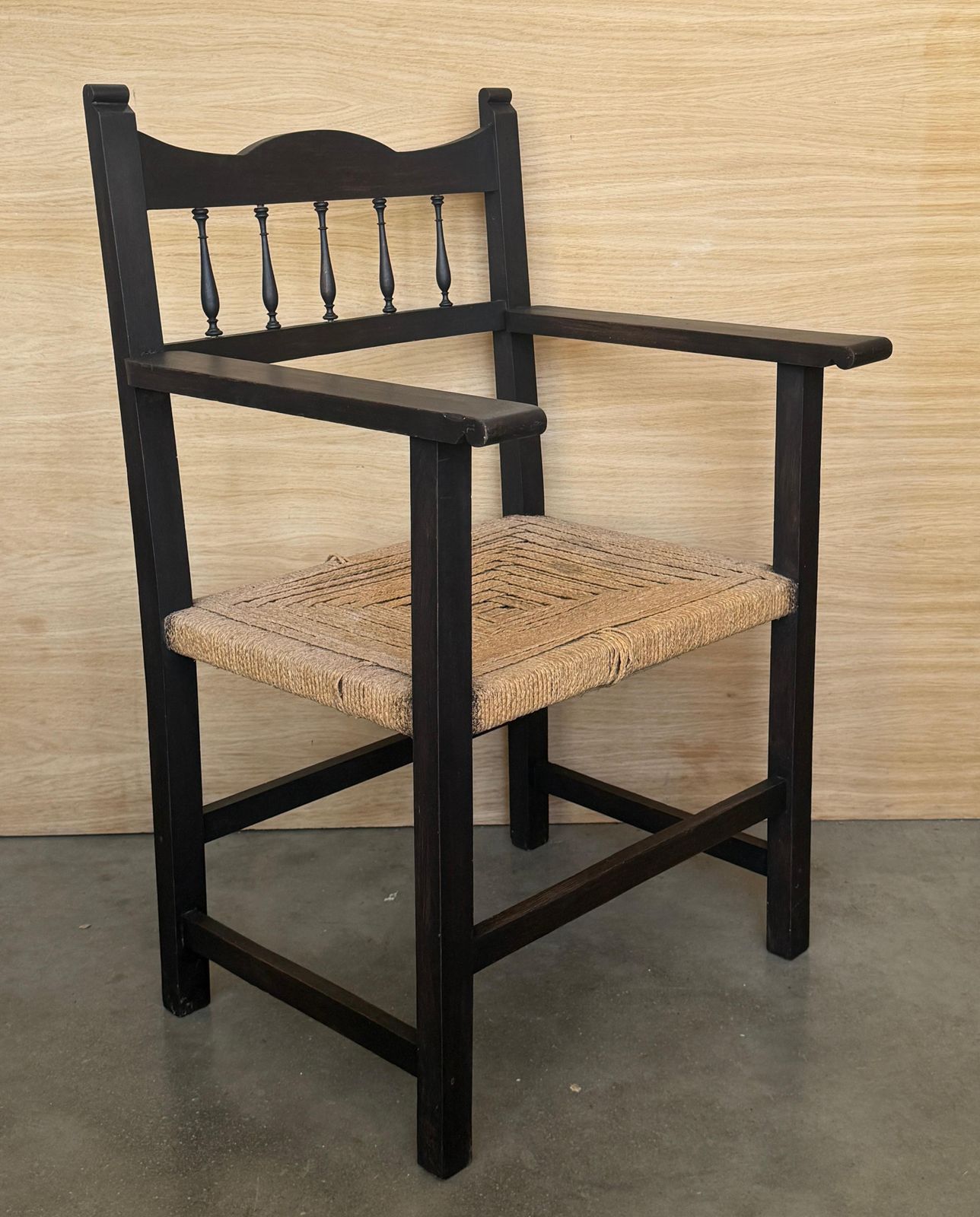Fauteuil en bois à assise tressée main photo 2529.0