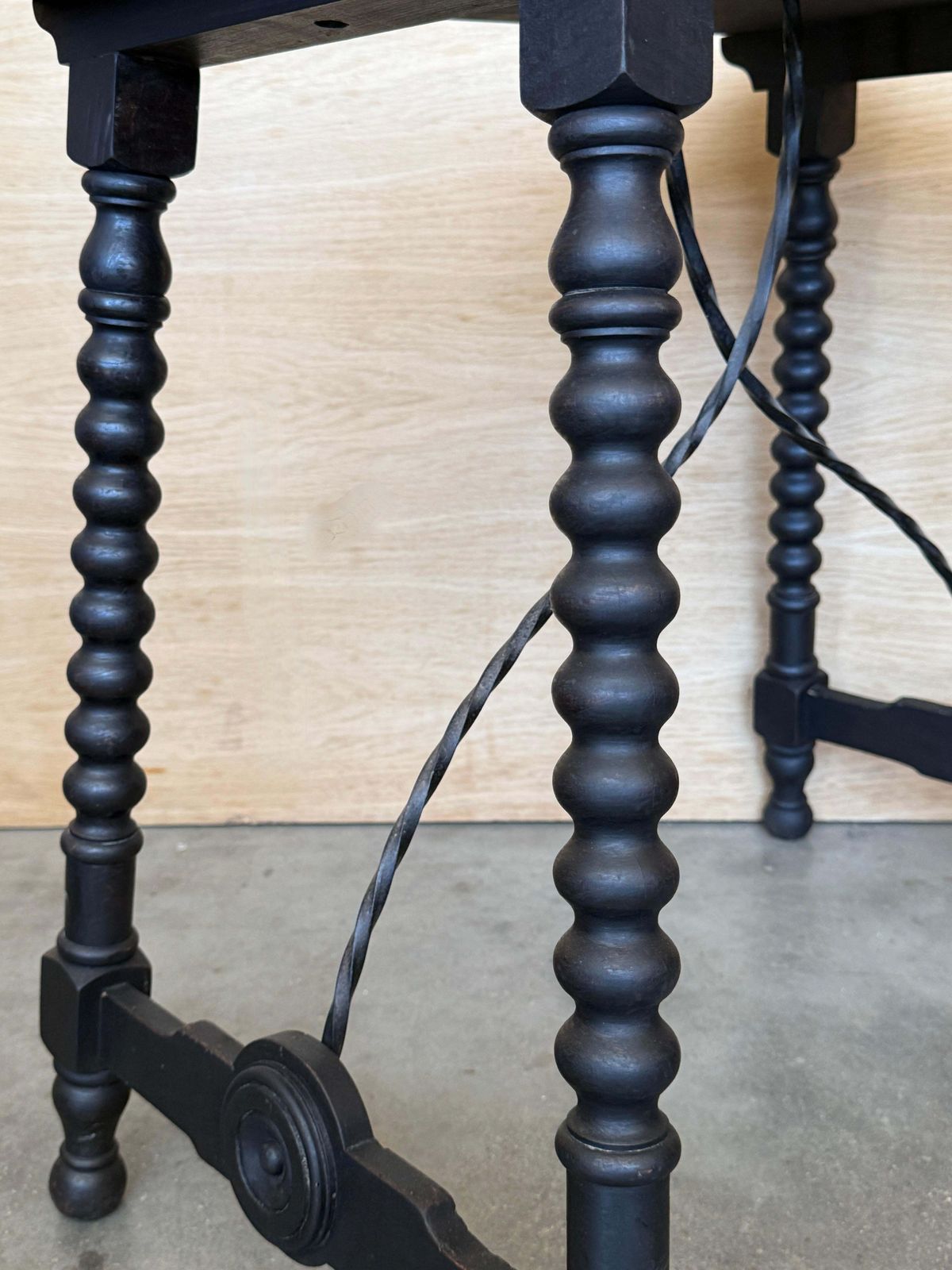 Table d'appoint espagnole en bois massif avec détails en fer forgé, style baroque traditionnel photo for sale