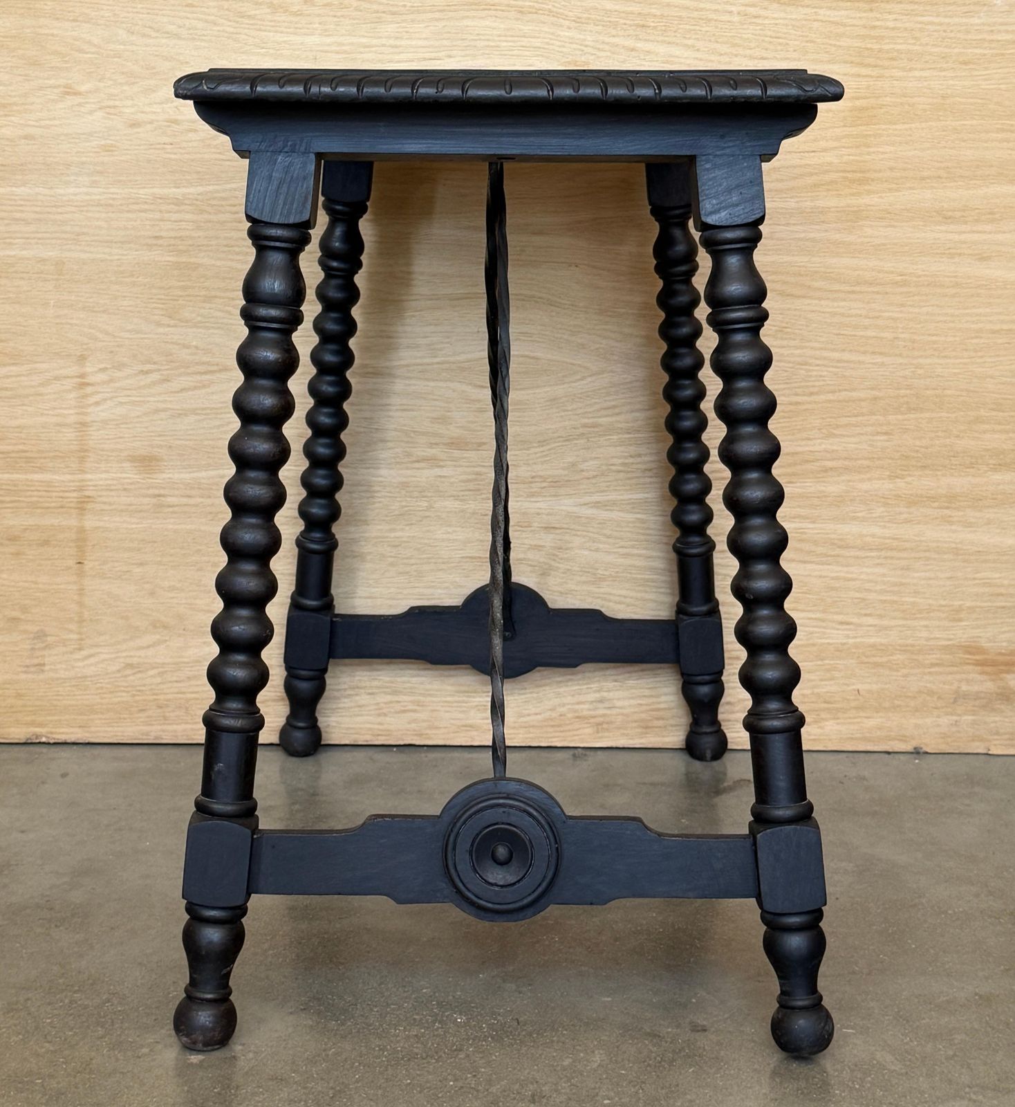 Table d'appoint espagnole en bois massif avec détails en fer forgé, style baroque traditionnel photo 1988.0