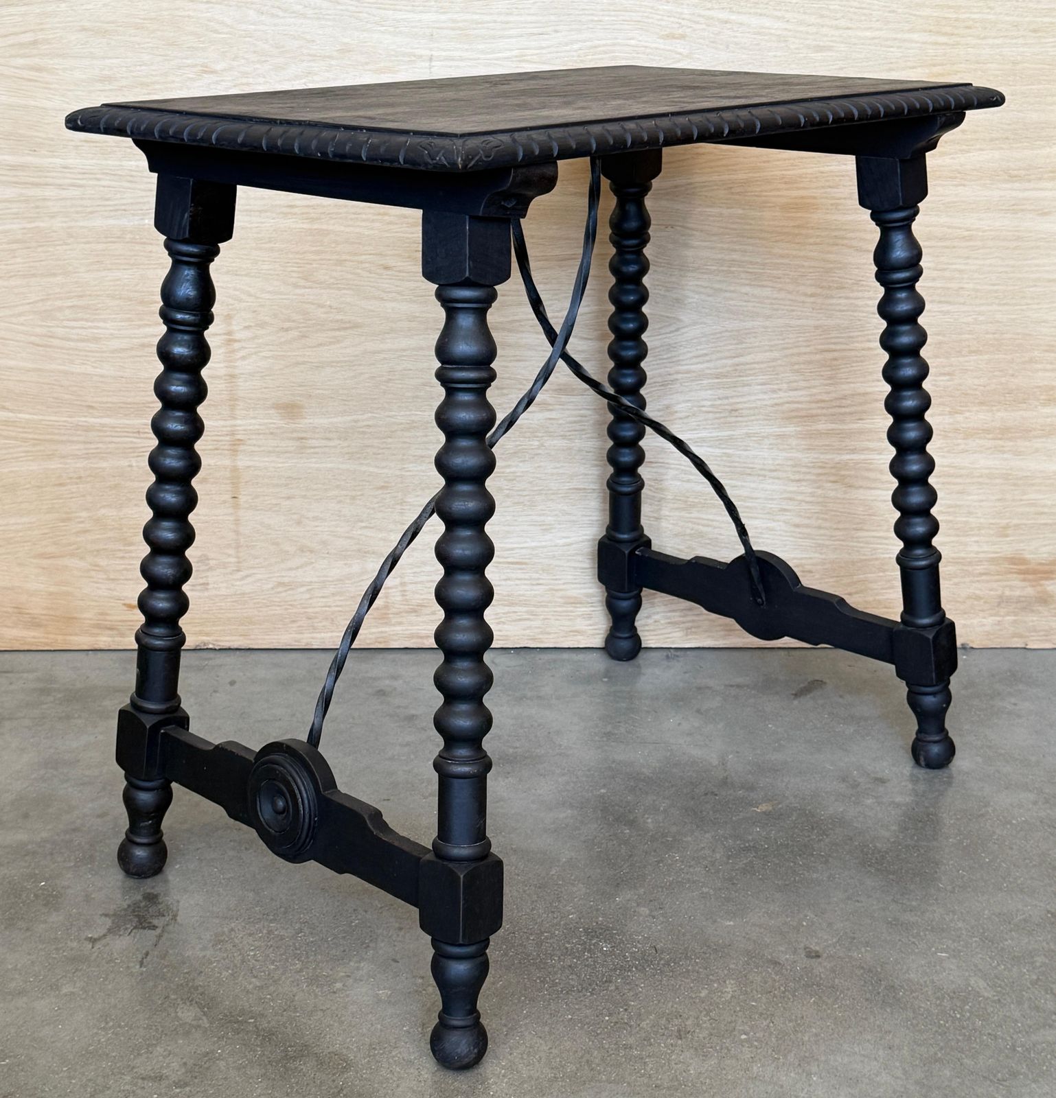 Table d'appoint espagnole en bois massif avec détails en fer forgé, style baroque traditionnel photo vinterior