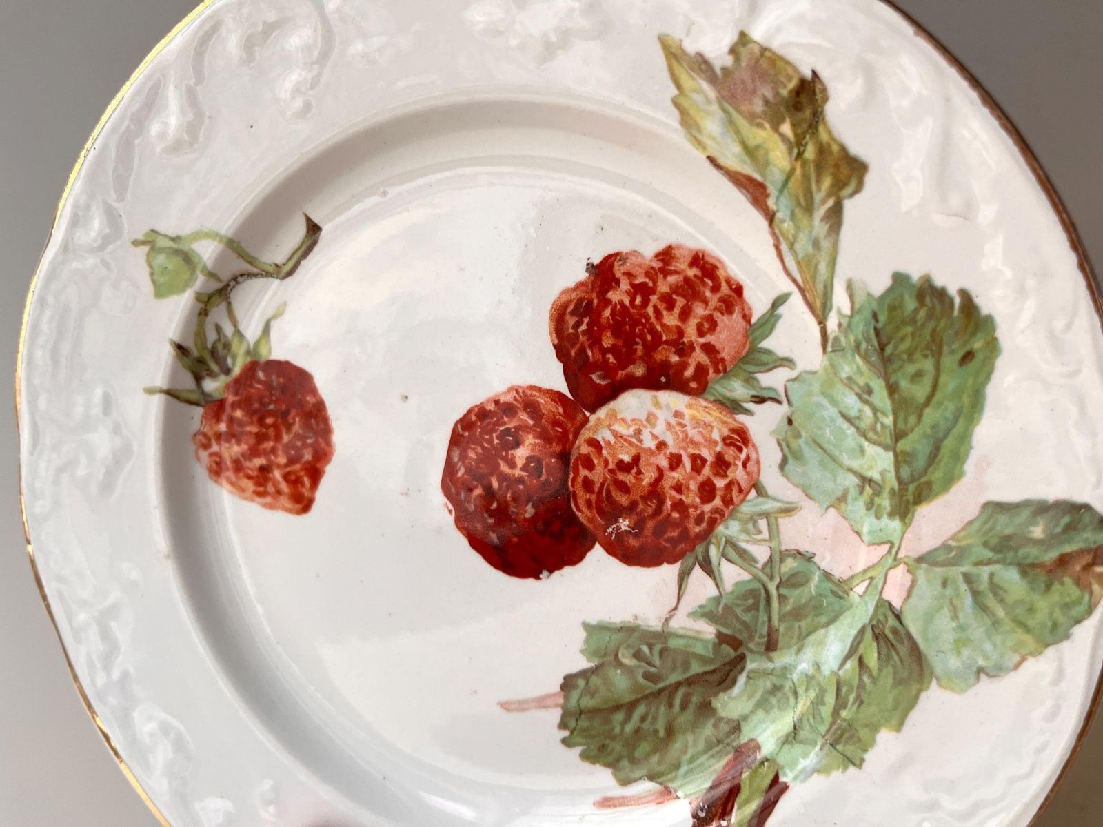 Antieke Franse dessertborden met aardbeienpatroon, Saint Amand Hamage servies in ironstone, ca. 1900 photo vintage