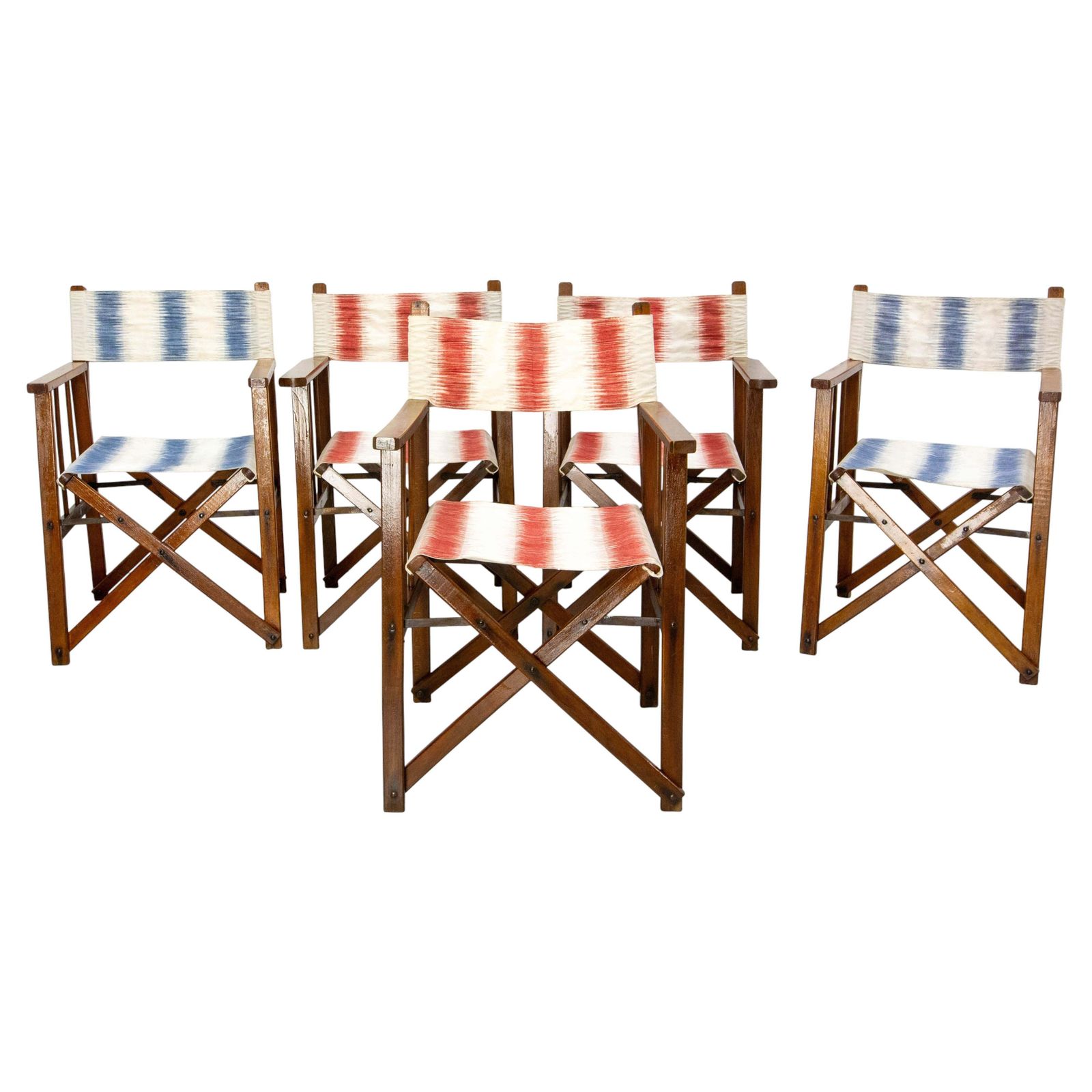 Vijf opvouwbare canvas regisseursstoelen in rood, blauw en wit, ca. 1940