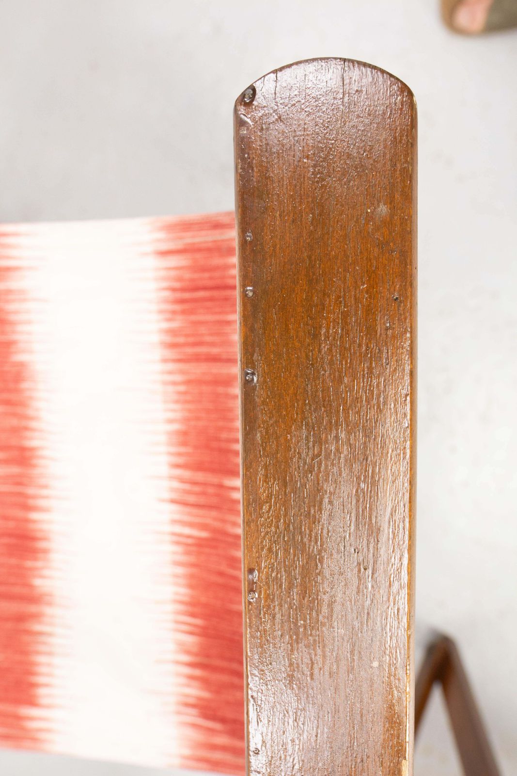 photo for sale Vijf opvouwbare canvas regisseursstoelen in rood, blauw en wit, ca. 1940