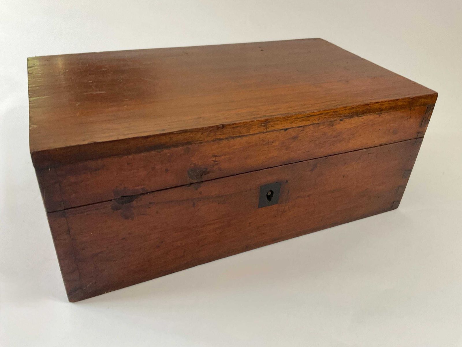 Antiek messing microscoop van Nachet Et Fils, compleet met accessoires en mahonieholten koffer, ca. 1865. photo furniture