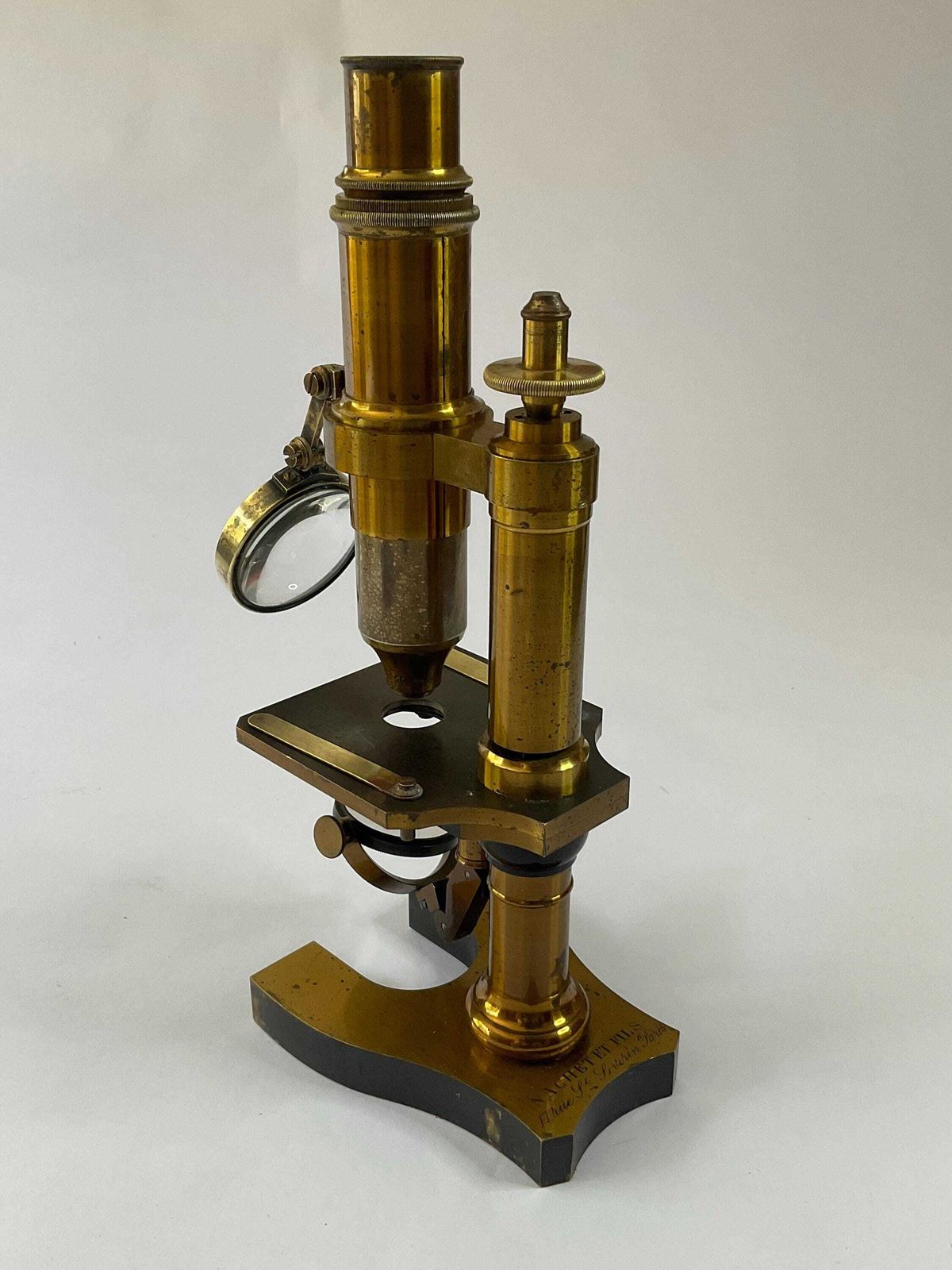 photo furniture Antique Brass Microscope By Nachet Et Fils– Complete With Accessories & Mahogany Case C1865.