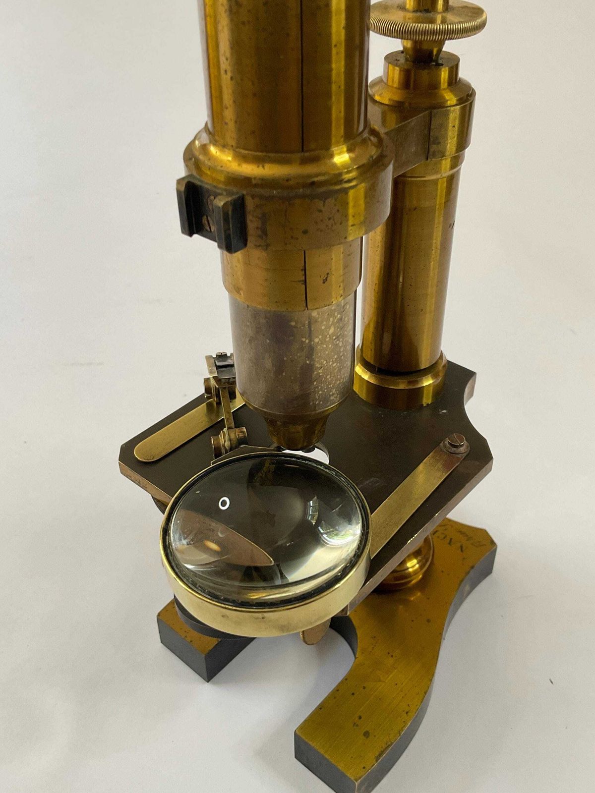 625.0 Antiek messing microscoop van Nachet Et Fils, compleet met accessoires en mahonieholten koffer, ca. 1865. photo