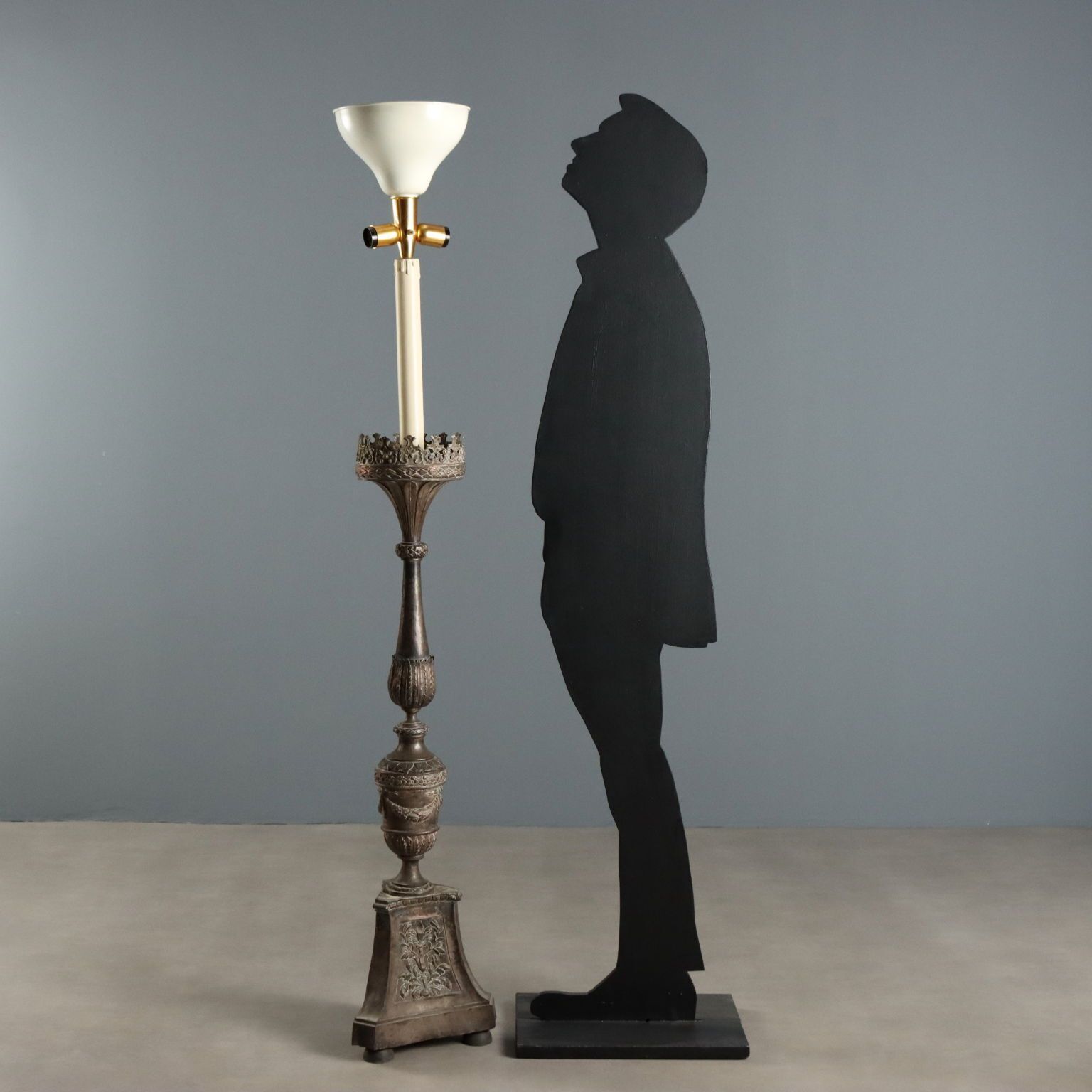 Antieke kandelaber, ijzer en hout, Italië, 19e eeuw photo furniture