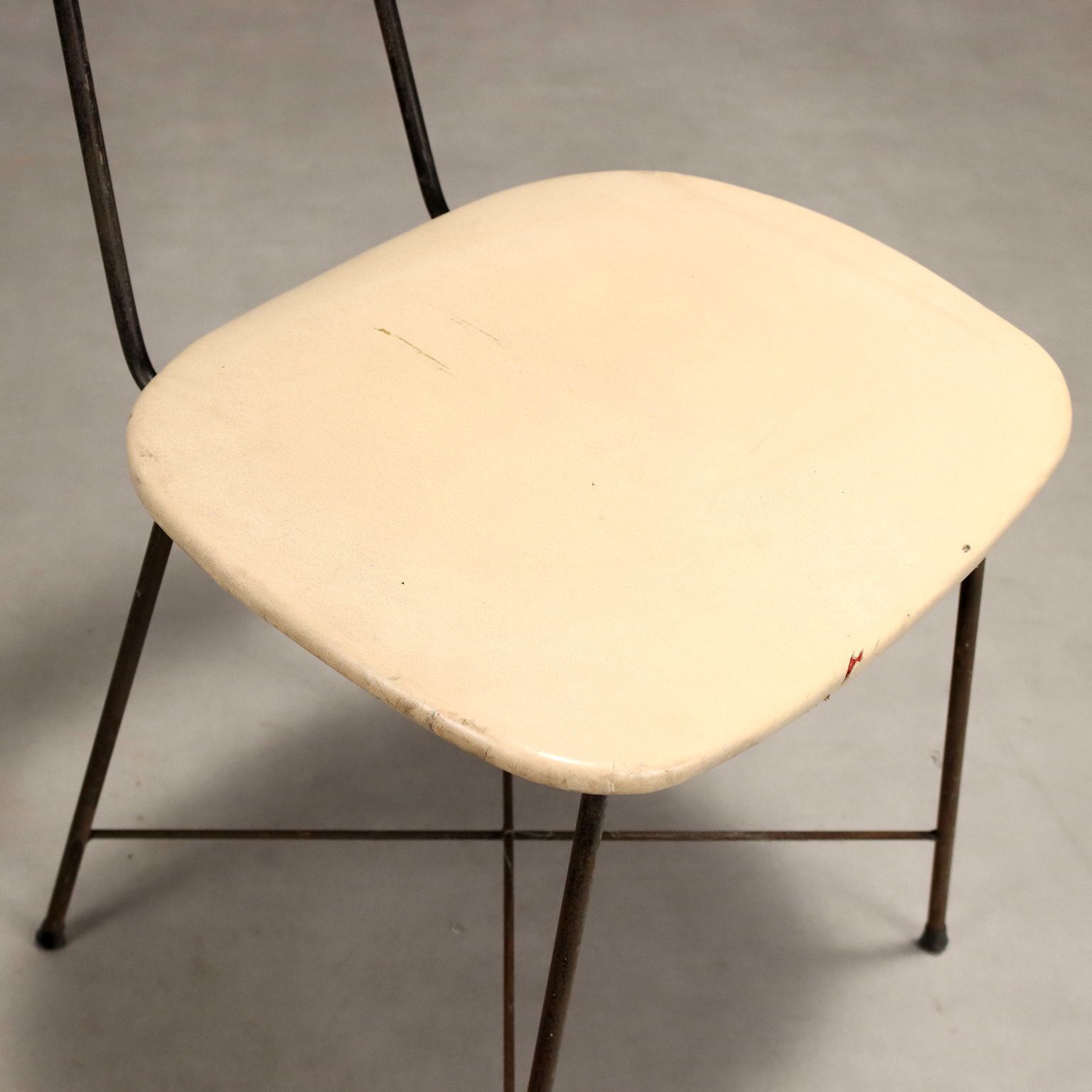 Vintage stoel, geëmailleerd metalen frame, wit skai, Italiaans design, jaren 1960 photo Meubels