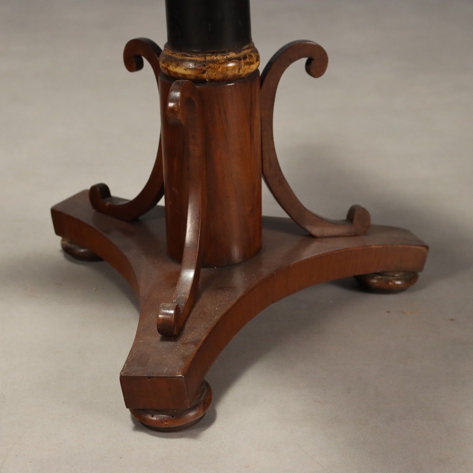 Petite table d'époque Empire en noyer, incrustations d'érable, XIXe siècle photo vintage