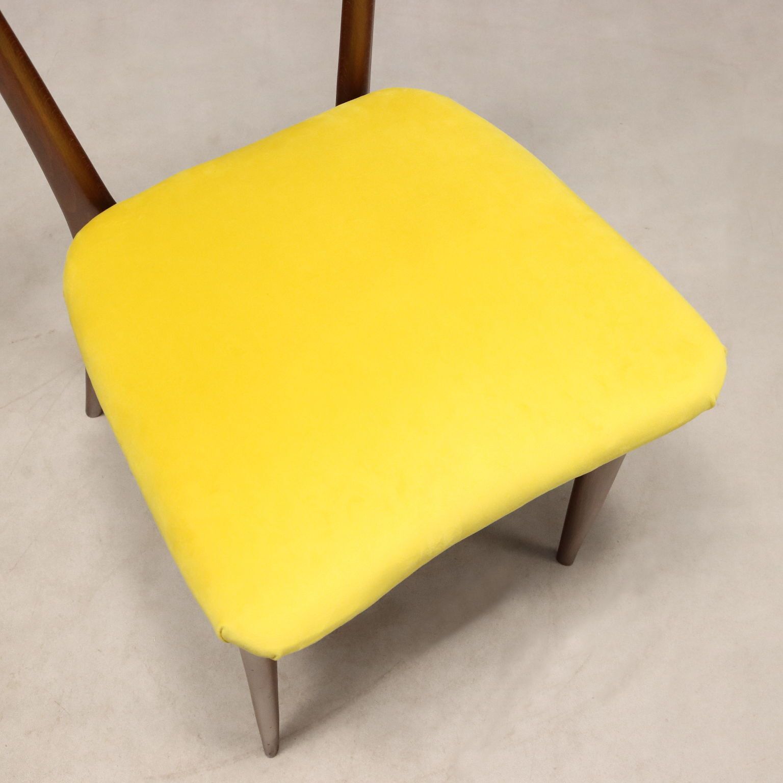 photo furniture Vintage stoelen, gelakt beukenhout, fluwelen bekleding, design Italië, ca. jaren 1950-1960