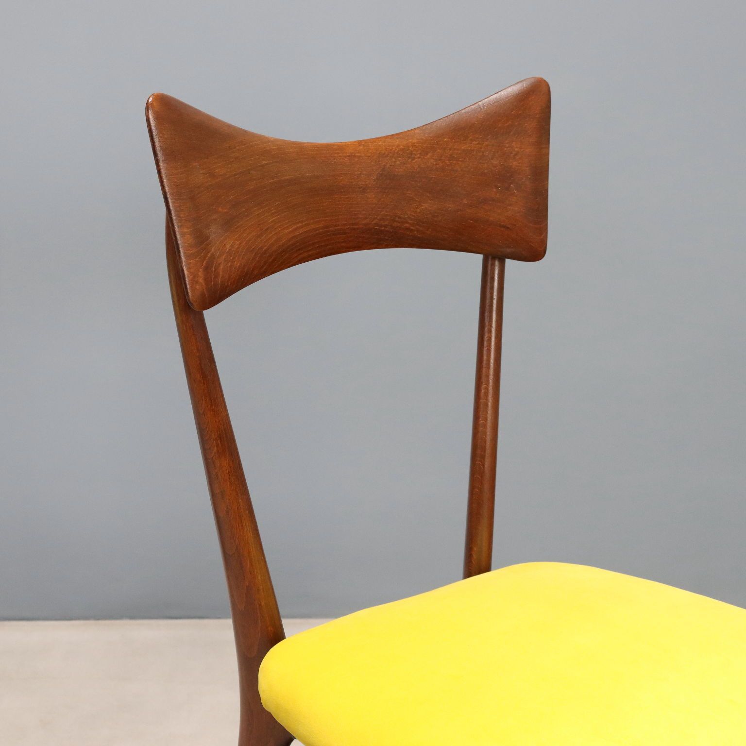 photo buy Vintage stoelen, gelakt beukenhout, fluwelen bekleding, design Italië, ca. jaren 1950-1960