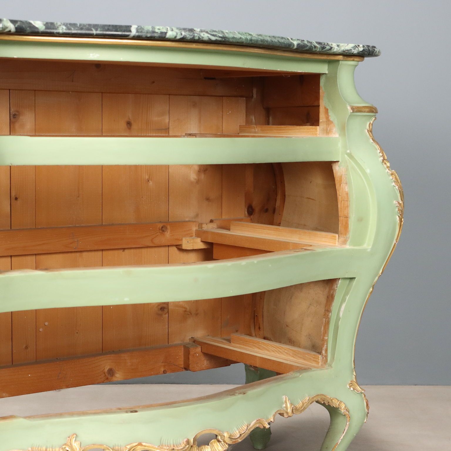 photo furniture Ladekast Barokstijl Gelakt Hout 20e Eeuw