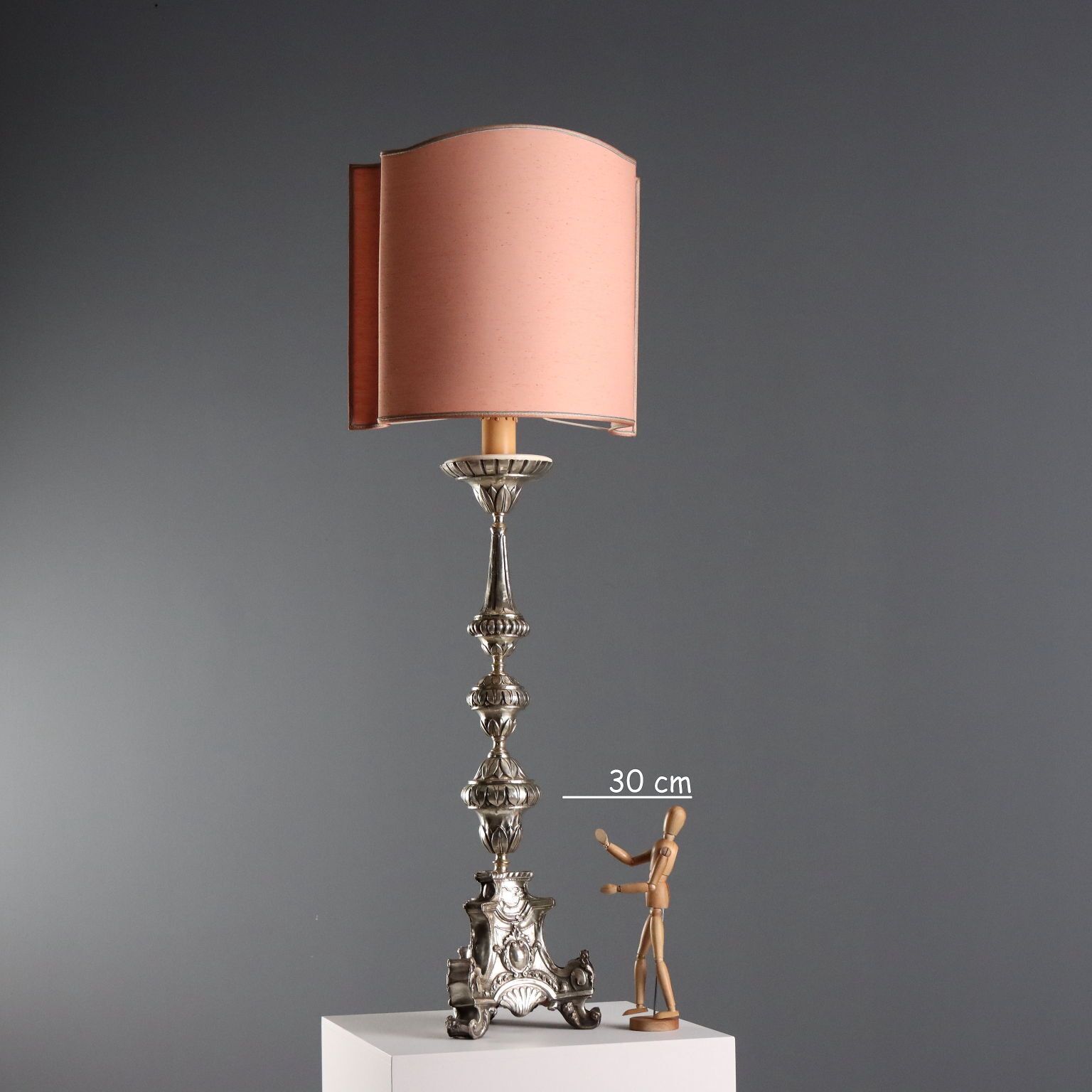 Candélabre de style baroque en métal et tissu, XXe siècle photo furniture