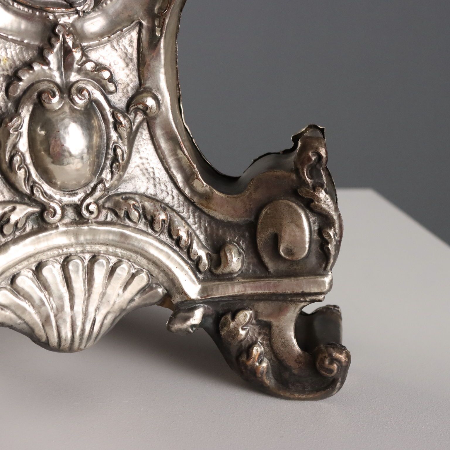 Candélabre de style baroque en métal et tissu, XXe siècle photo vintage