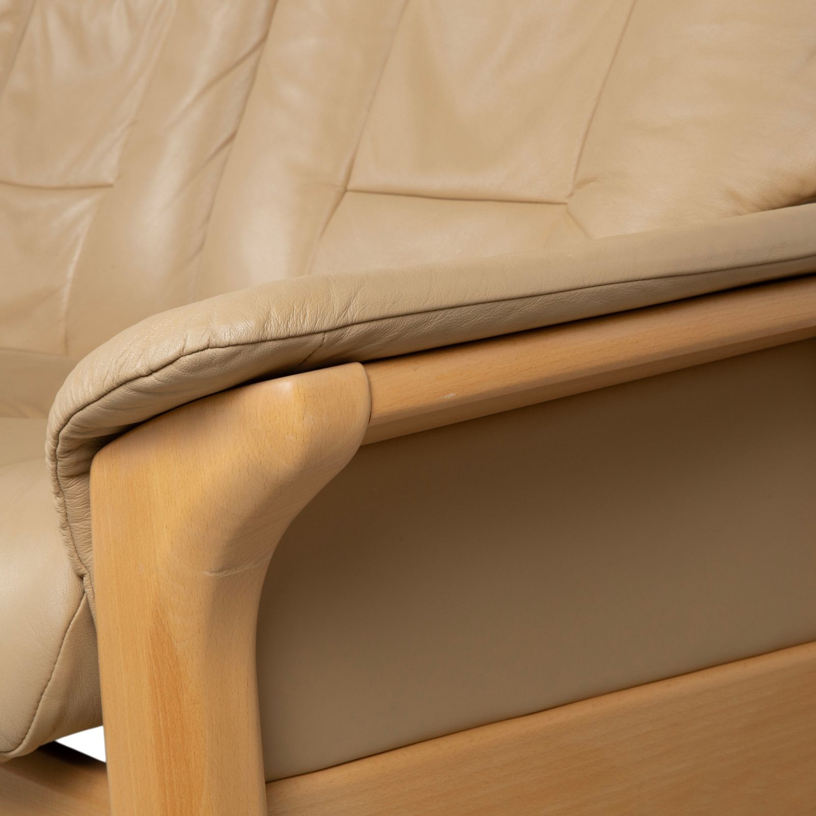 photo for sale Canapé Stressless Windsor 3 places en cuir et bois, beige crème