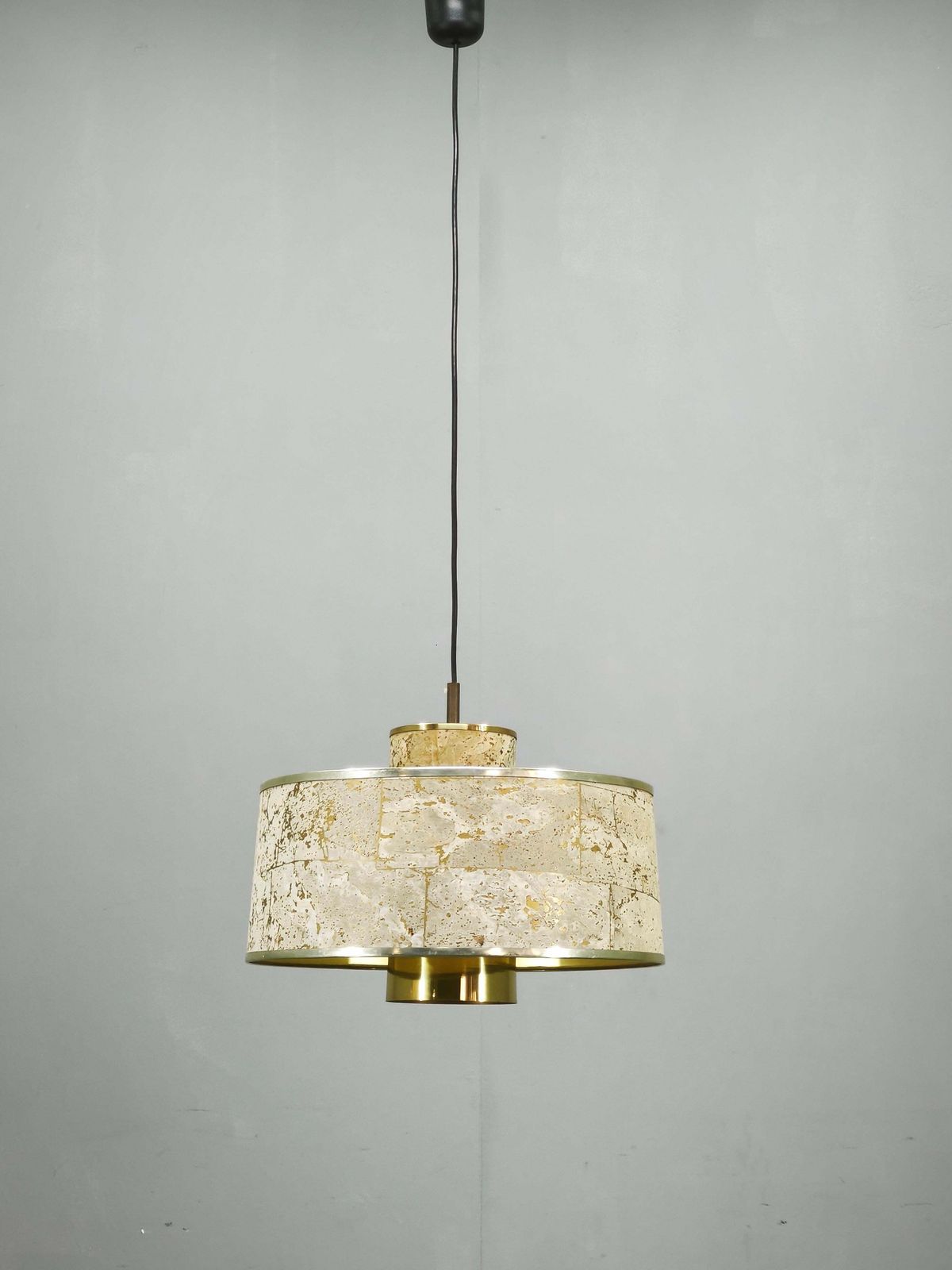 Suspension Sven Aage Holm Sørensen en liège et laiton, Danemark, années 1960. photo furniture