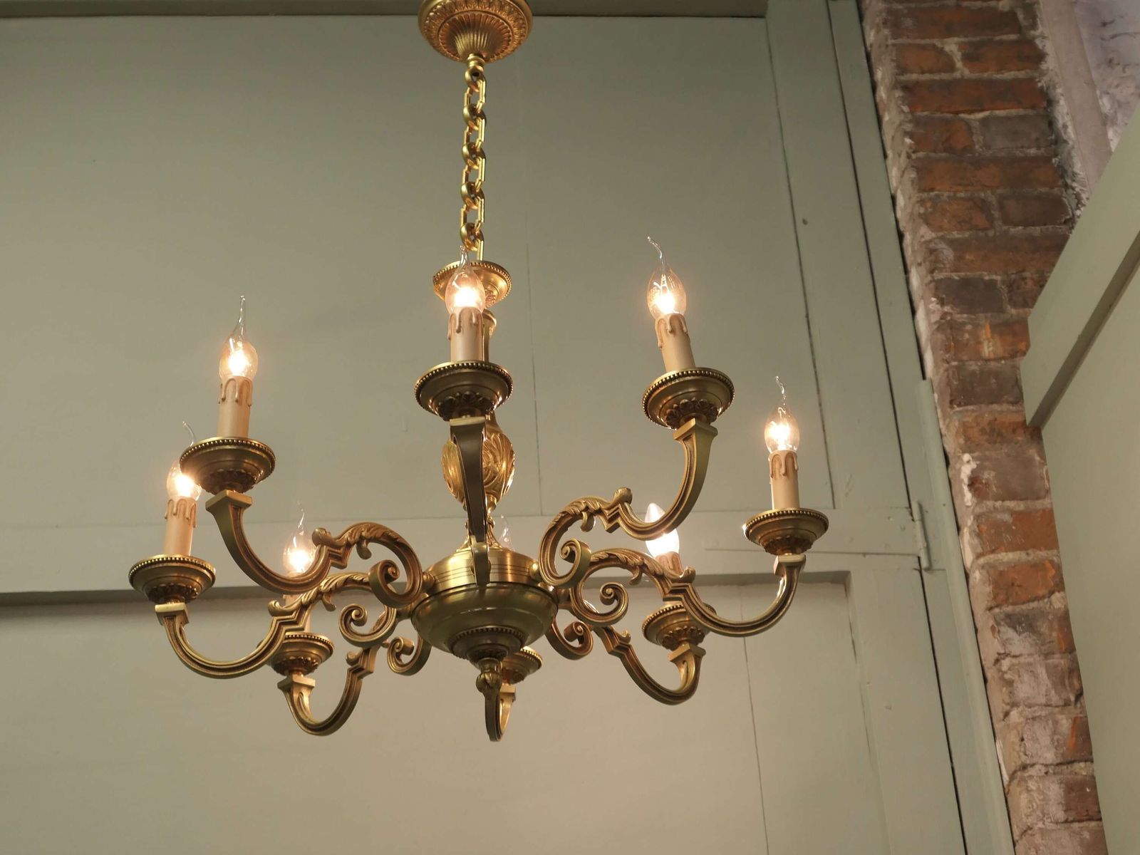 Large French Gilded Brass Chandelier This Is A Very Good Quality Piece, It Has 8 Arms.