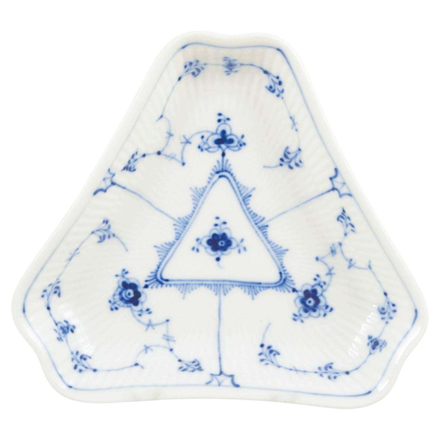 Royal Copenhagen Blue Fluted Plain. Klein driehoekig bord in porselein, 1965