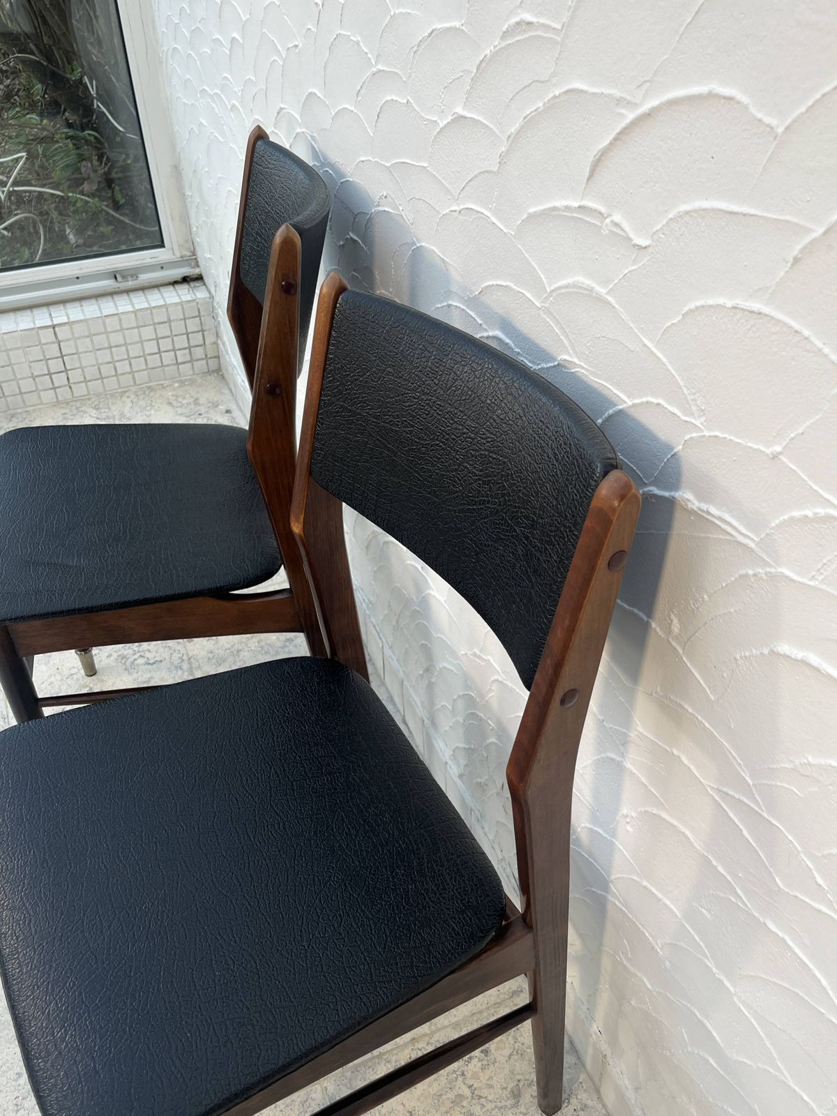 photo furniture Paar vintage Scandinavisch stijl stoelen, ca. jaren 1960.