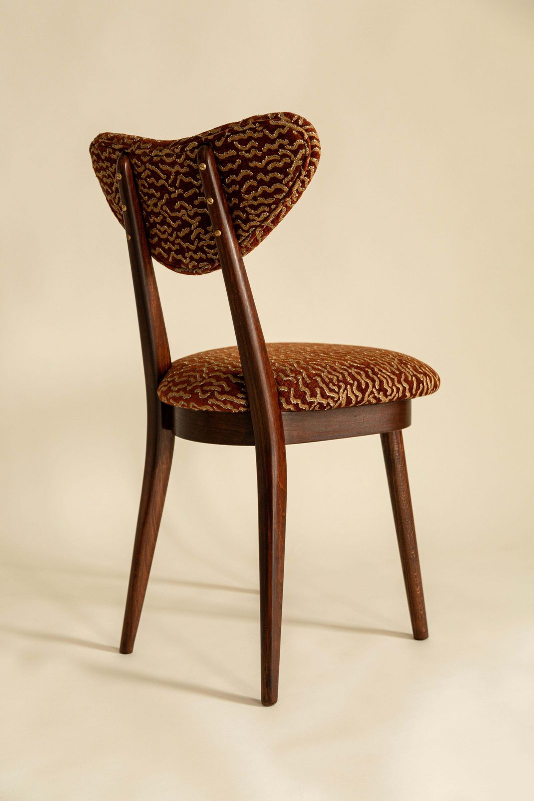 Set van acht mid-century stoelen met hartvormige rug, bekleed met Dunes-stof van Pierre Frey, Europa, ca. jaren 1960 photo buy