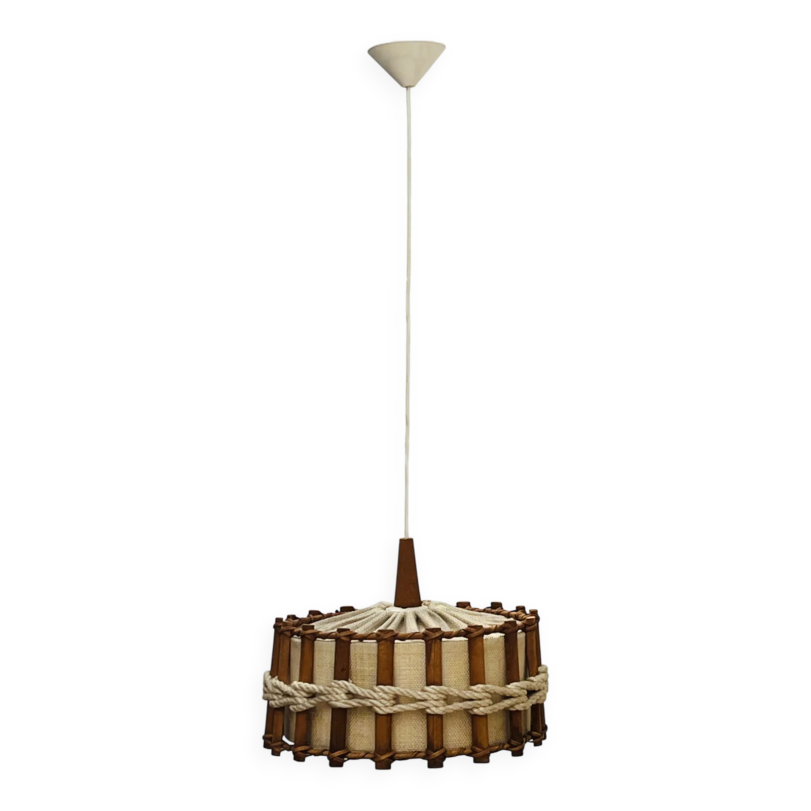 Scandinavische hanglamp van hout en jutestof.
