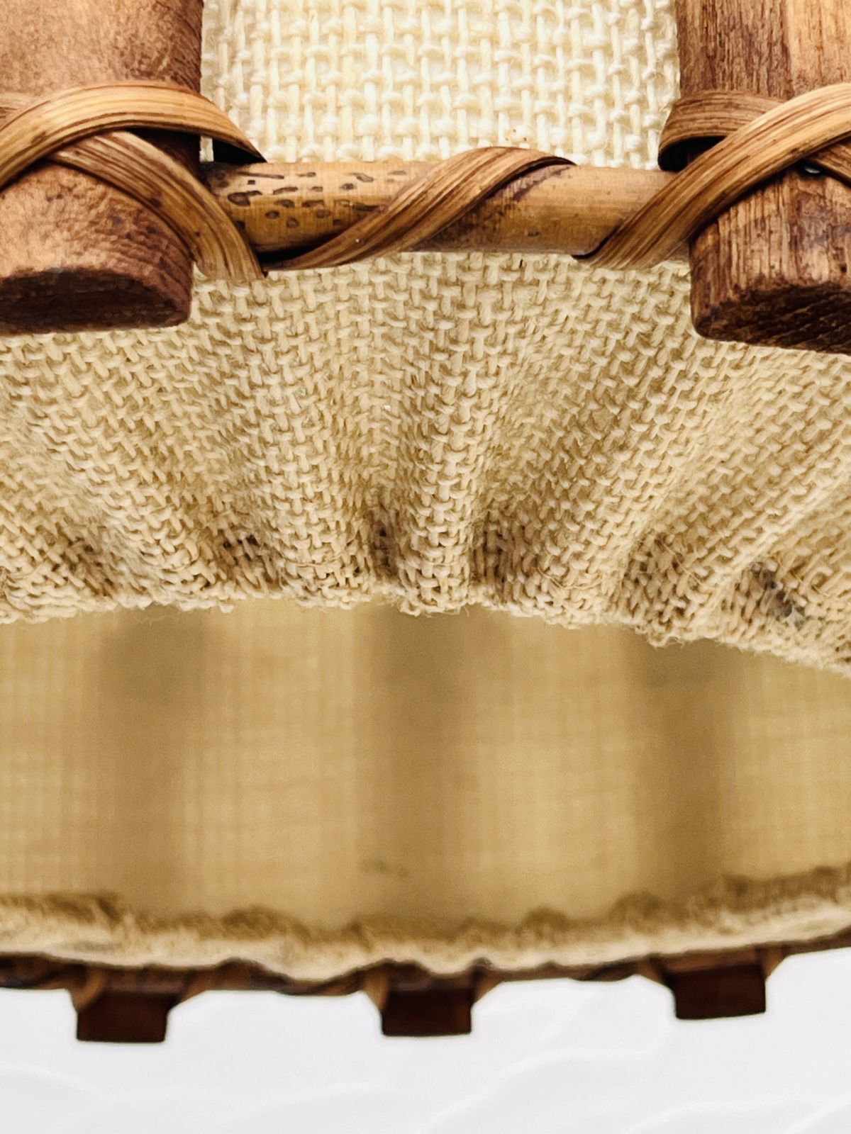 Verlichting Scandinavische hanglamp van hout en jutestof. photo