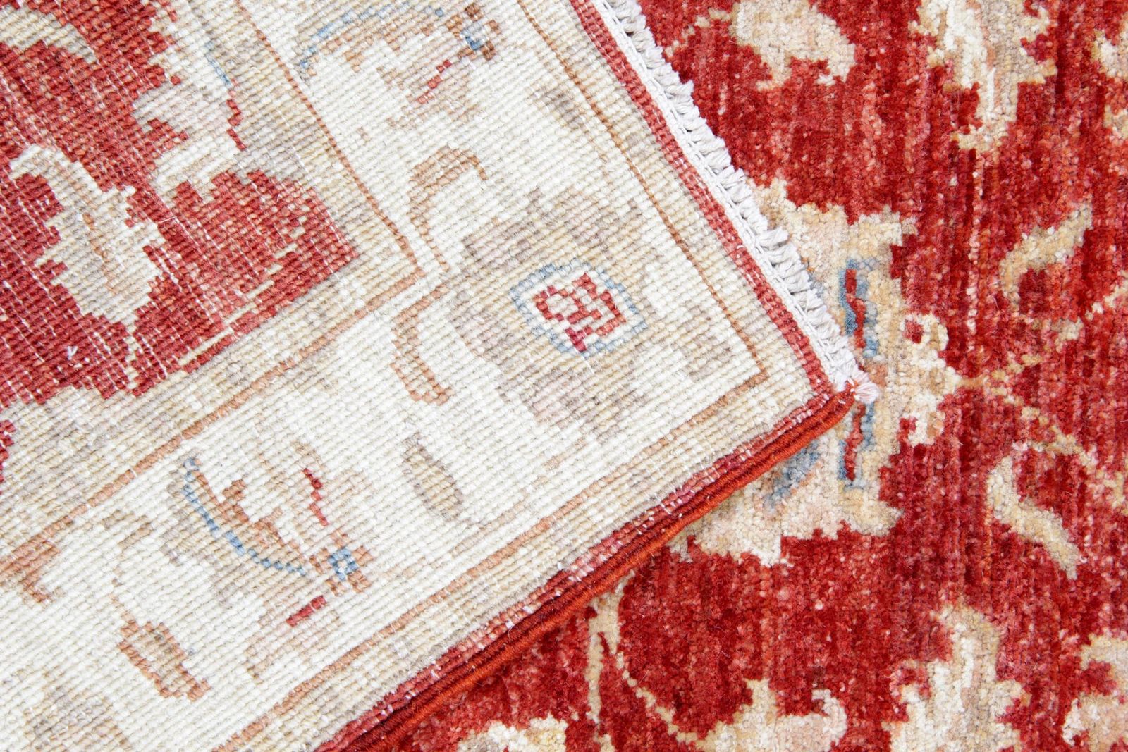 Tapis de couloir traditionnel rouge, motif floral, laine tissée à la main photo Textiles