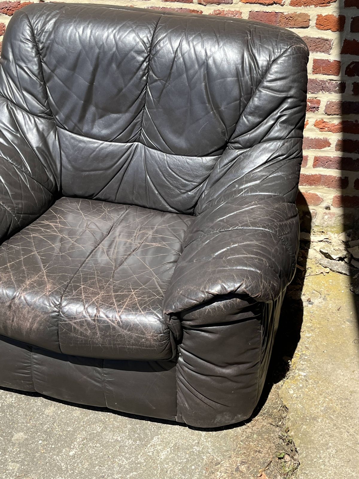 photo buy Paar fauteuils van gepatineerd leer