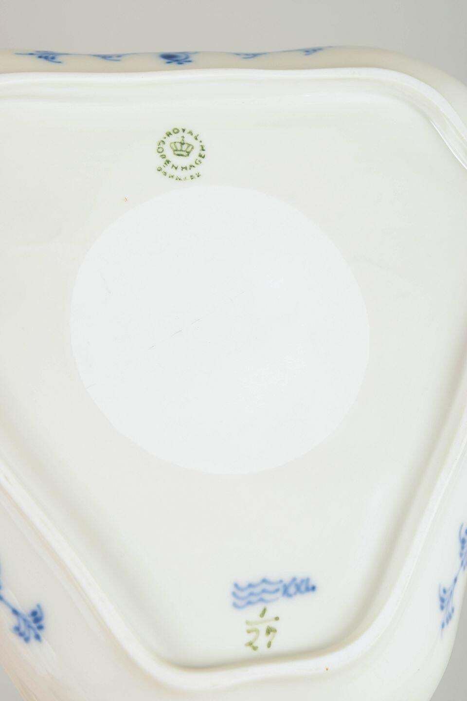 Royal Copenhagen. Plat triangulaire Blue Fluted Plain en porcelaine. 1965 photo Décoration