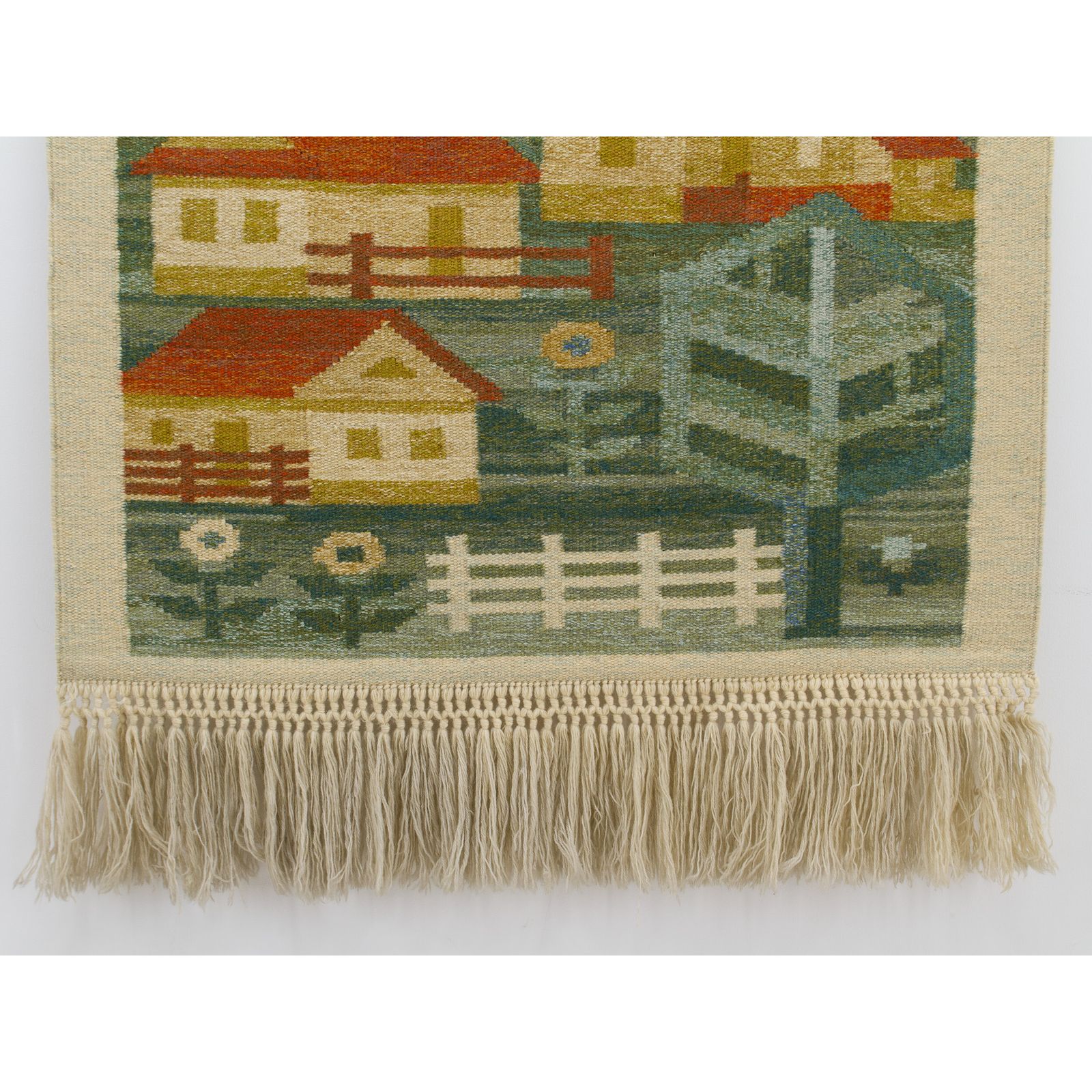 Vintage jaren '70 handgeweven wandtapijt: geometrisch dorpslandschap in groen en rood photo vinterior