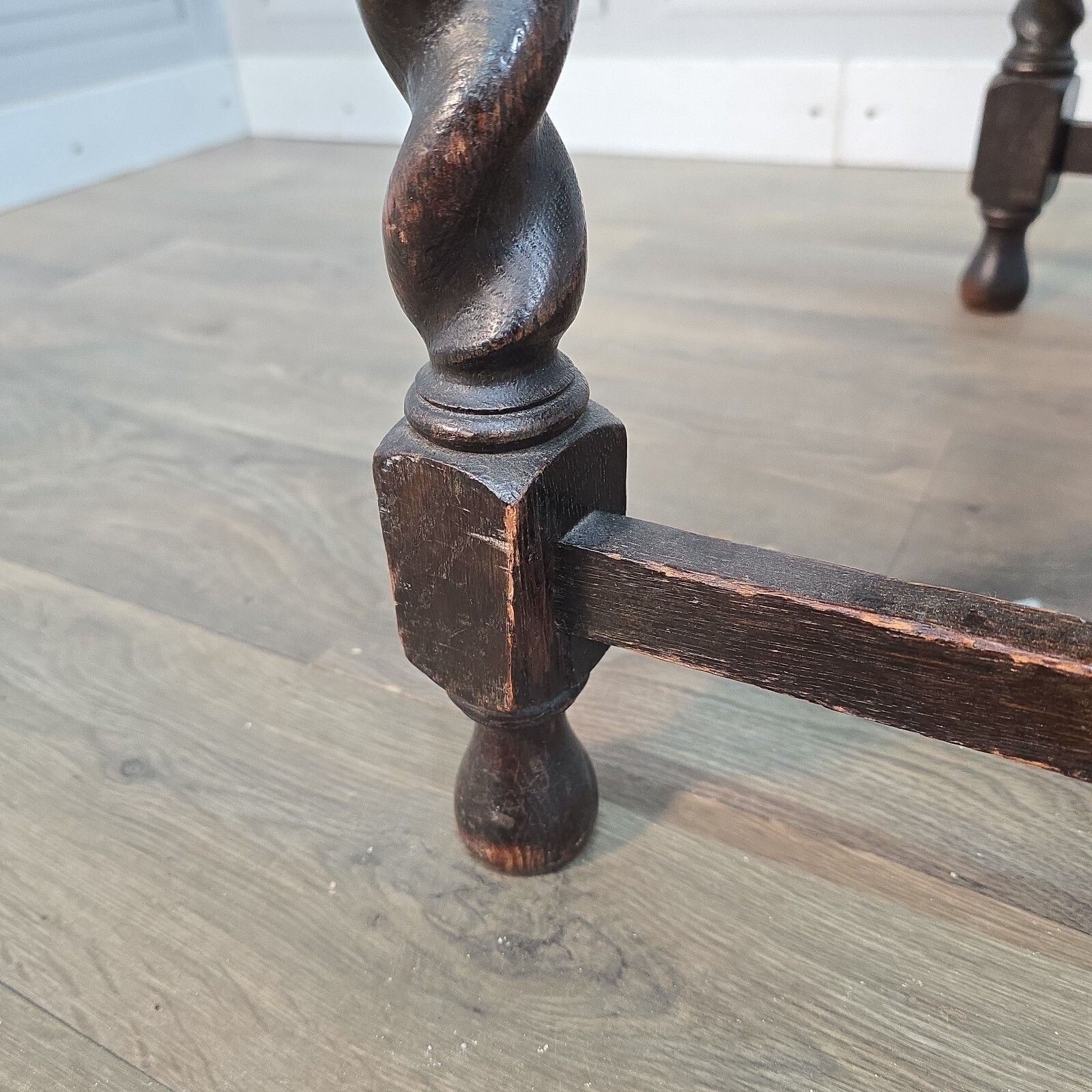 photo vintage Antique Oak Wooden Armchair   Barley Twist Tapestry Upholstered Hall Chair Seat