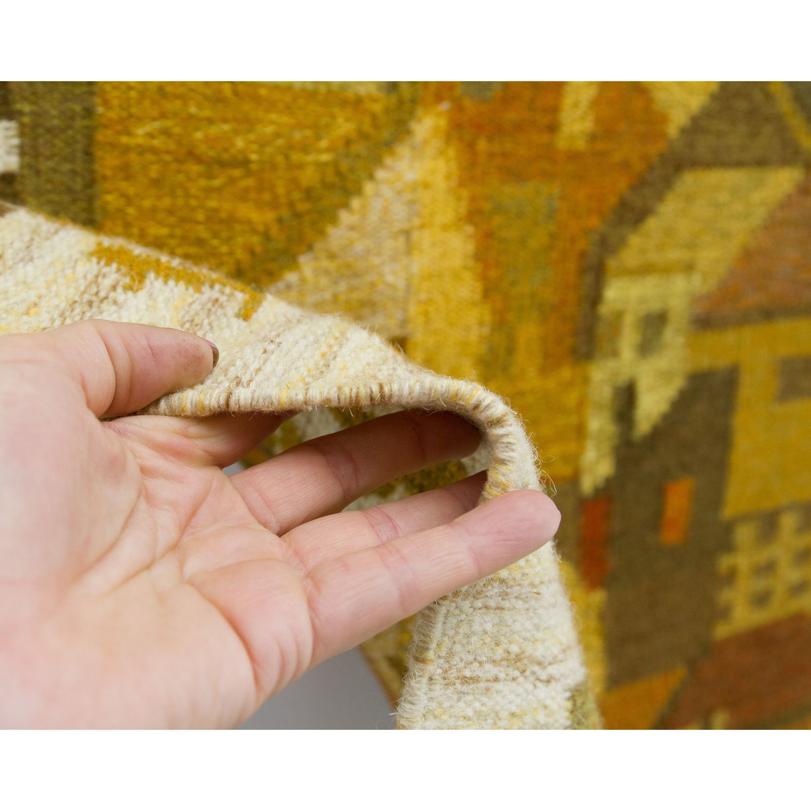 photo for sale Vintage jaren '70 handgeweven wandtapijt in mosterdgeel en bruin: geometrisch dorpsgezicht