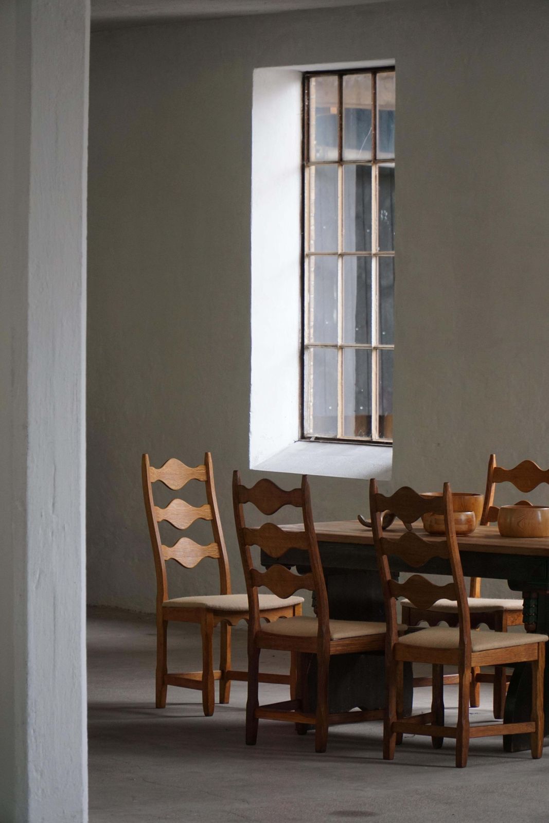 Set Of 6 Highback Dining Chairs In Oak, Danish Modern, Henning Kjærnulf, 1960s photo vintage