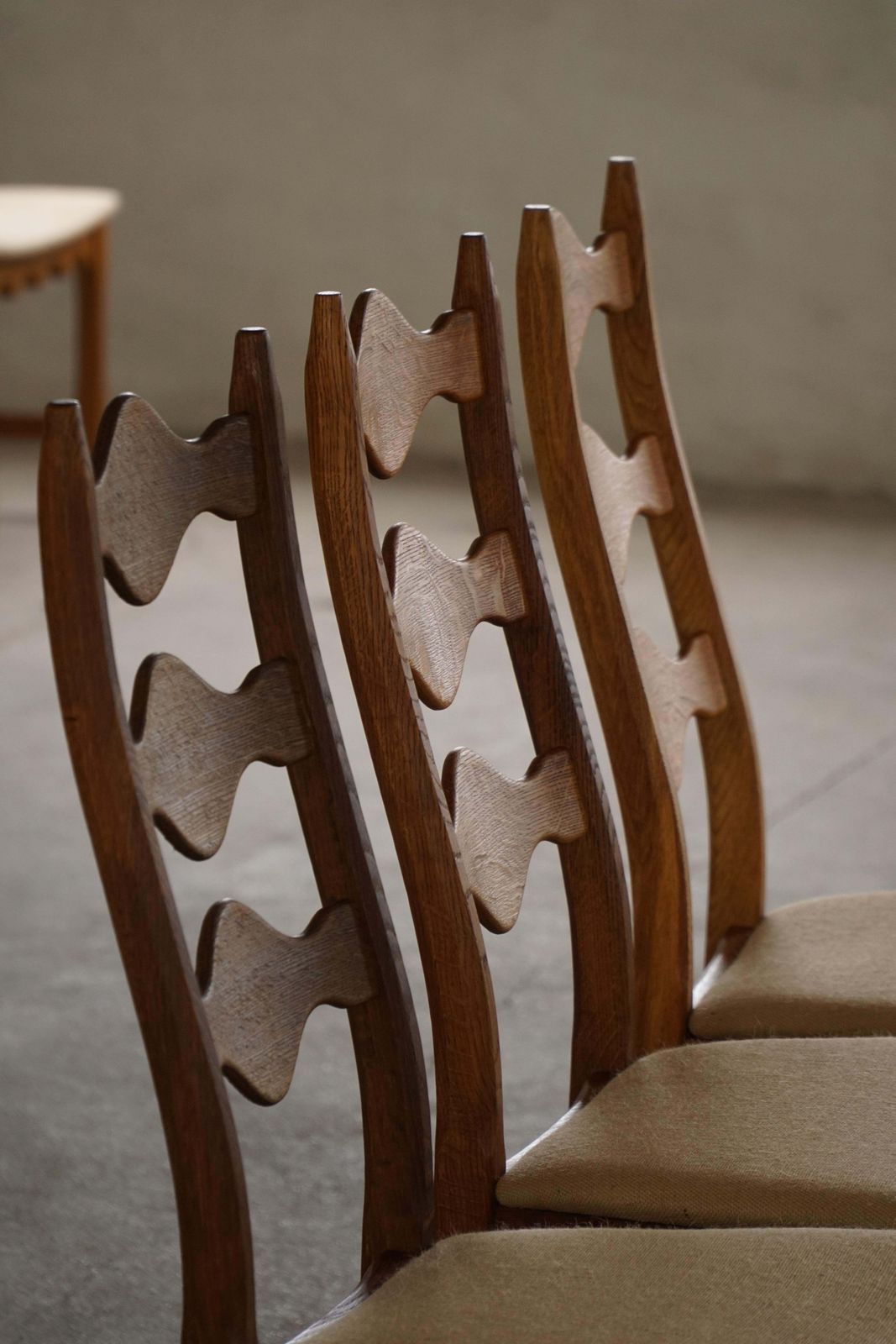 photo vintage Set Of 6 Highback Dining Chairs In Oak, Danish Modern, Henning Kjærnulf, 1960s