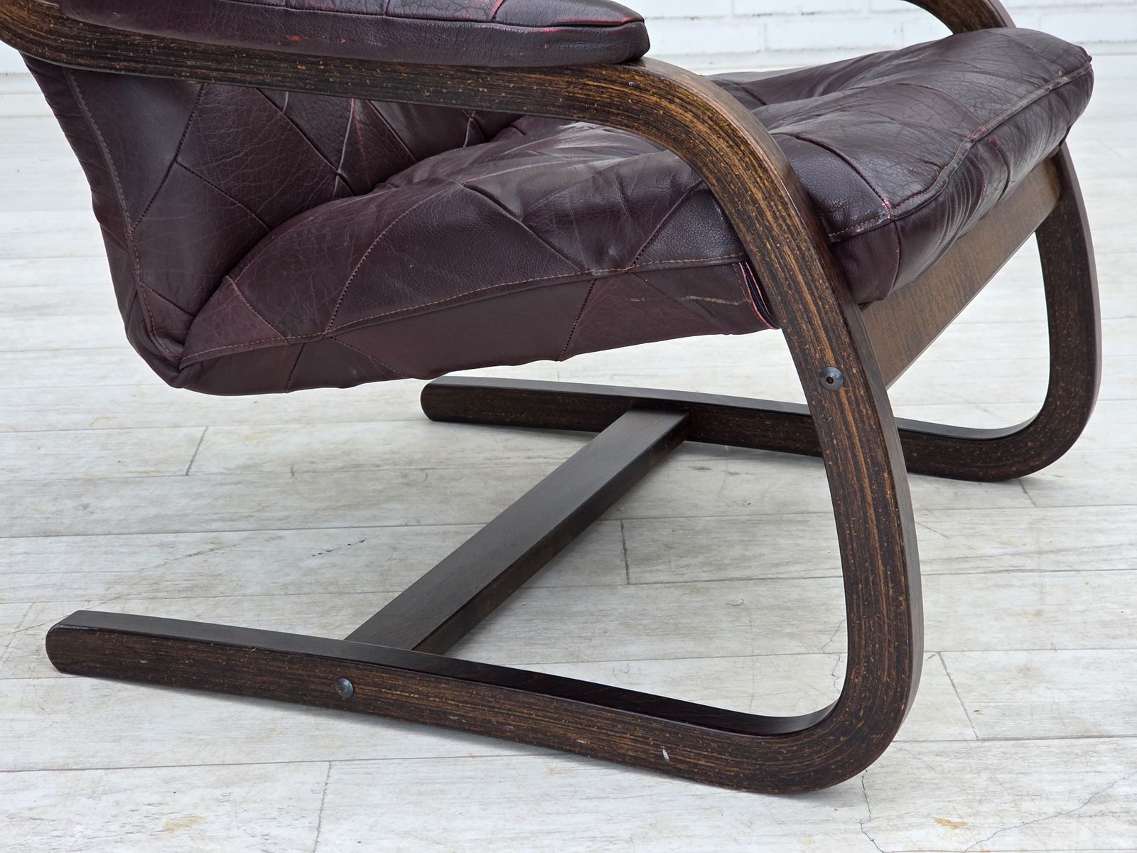 Ca. jaren 1970, Scandinavische fauteuil, bruin meubelleer, gebogen hout. photo 750.0