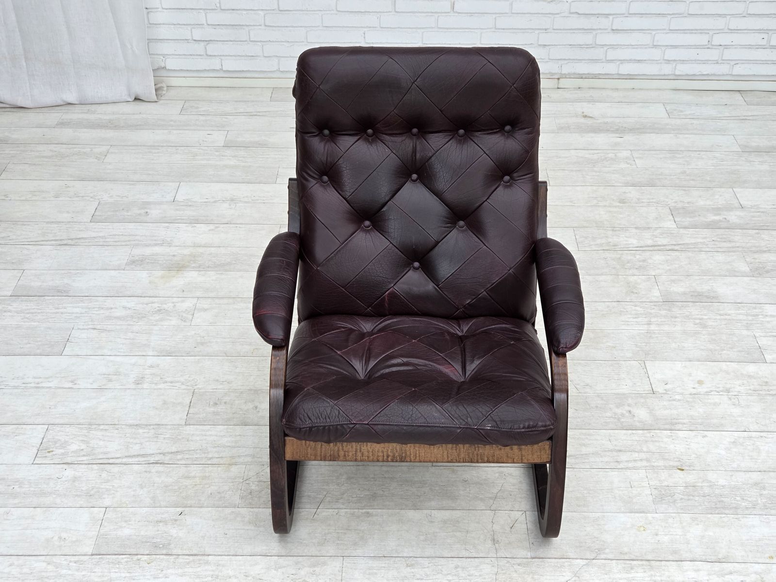photo furniture Ca. jaren 1970, Scandinavische fauteuil, bruin meubelleer, gebogen hout.